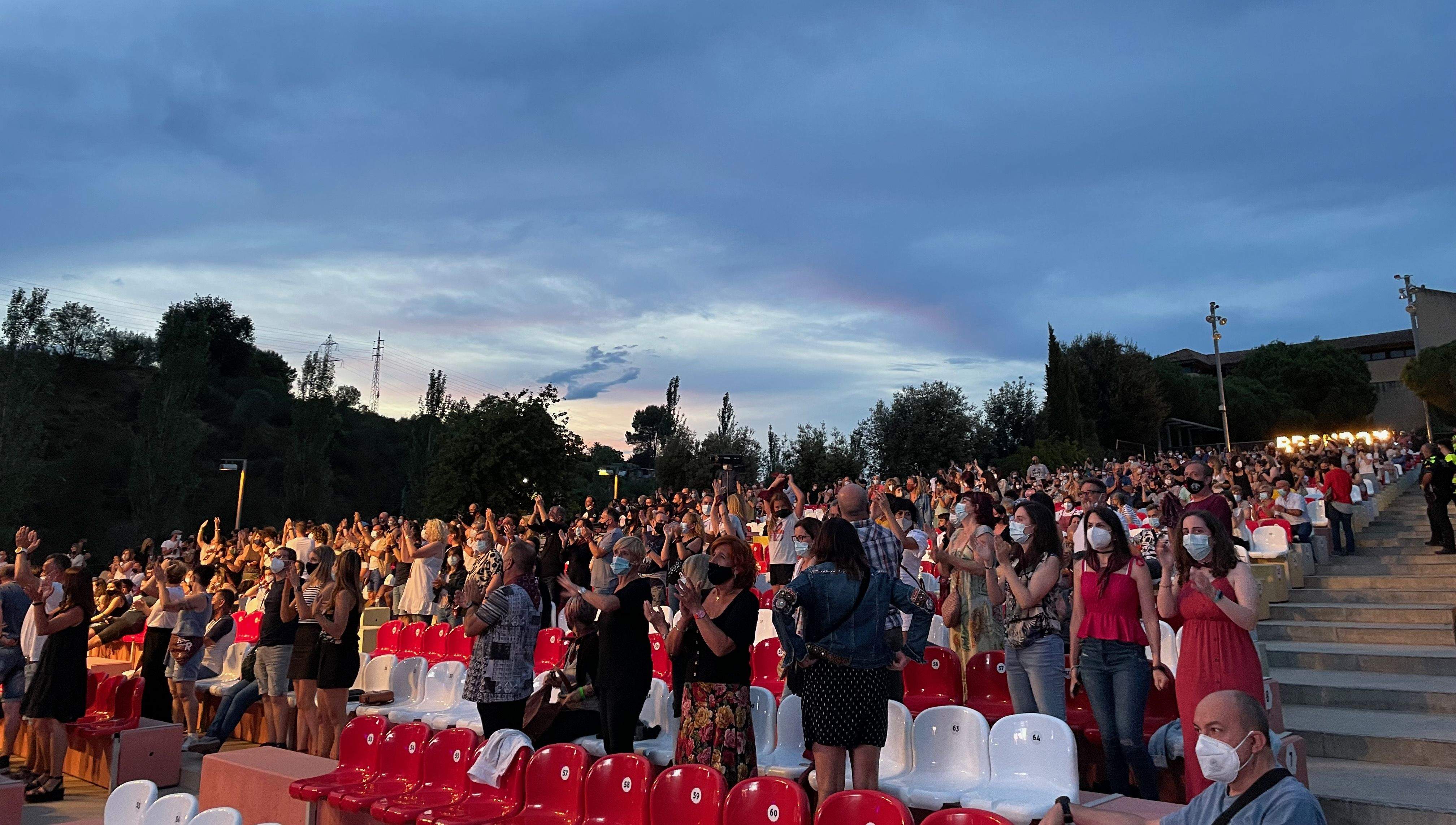 Públic assistent a un concert a l'amfiteatre del Castell amb la mascareta posada durant la passada Festa Major de Rubí. FOTO: A. Martínez Públic assistent a un concert a l'amfiteatre del Castell amb la mascareta posada durant la passada Festa Major de Rubí. FOTO: A. Martínez