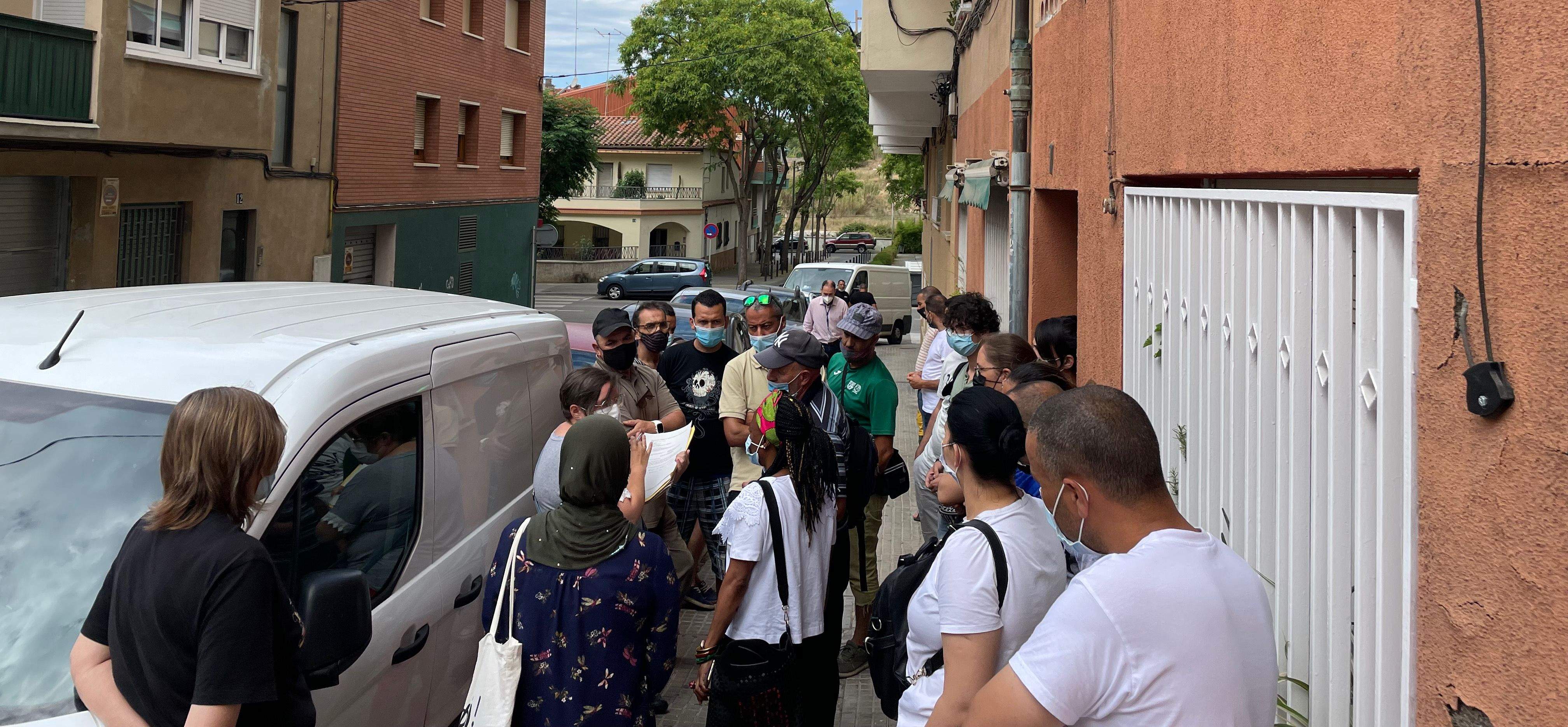 Moment en el qual la comitiva judicial s'adreça a una de les persones que viu en el pis del carrer Zamenhof per comunicar-li que s'ha suspès el desnonament. FOTO: NHS 