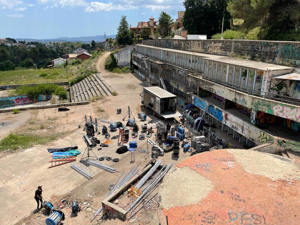 Els equips de gravació aquest divendres al matí a les piscines abandonades de Castellnou. FOTO: NHS 