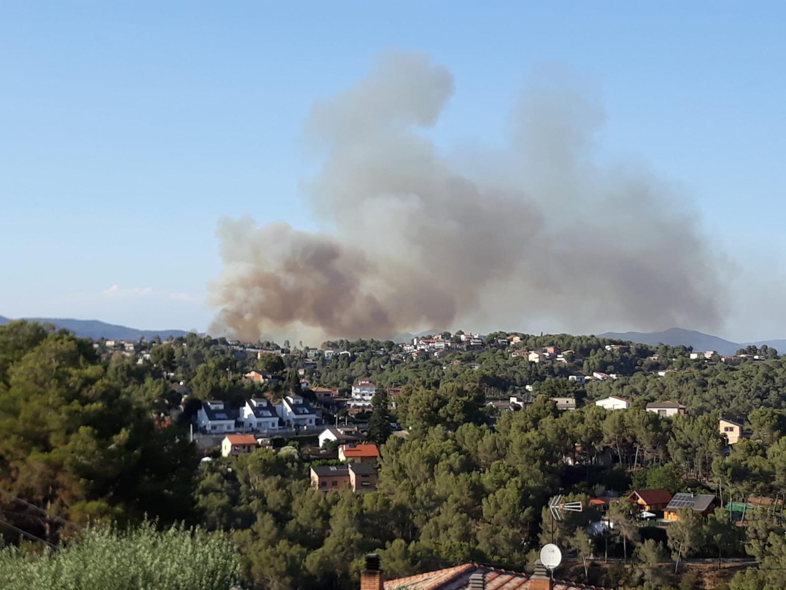 Imatges de l'incendi de vegetació a la urbanització Les Martines des de Rubí. FOTO: Cedida