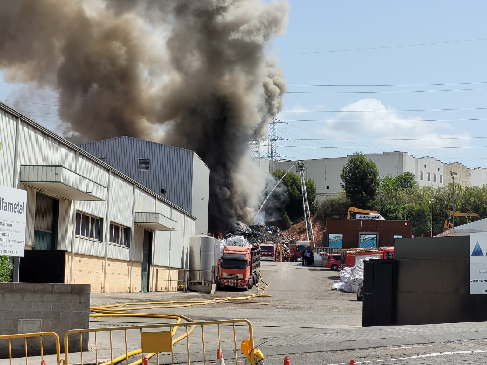 Extingit l'incendi sense ferits a una planta de reciclatge de Rubí. FOTO: Manel Cervantes 