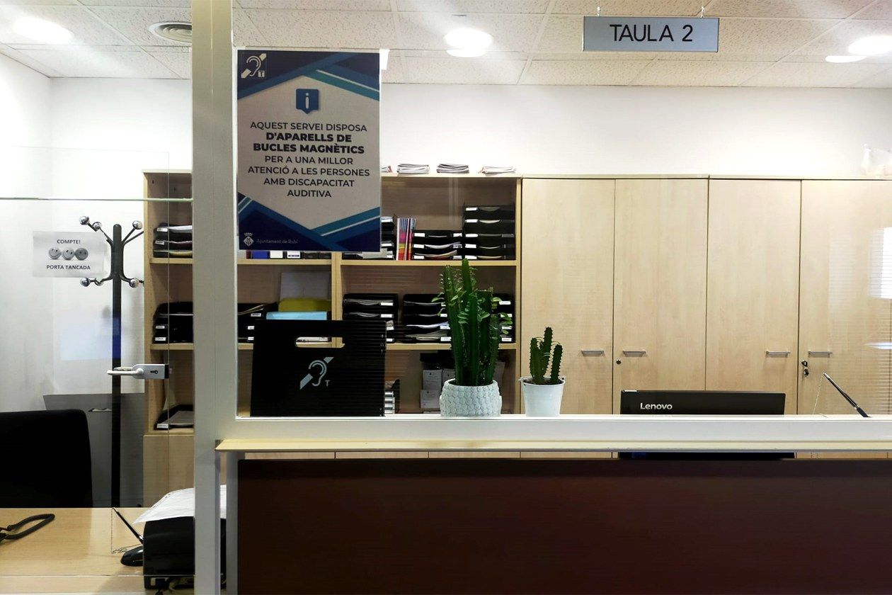 Instalats bucles magnètics per millorar l’atenció de les persones amb problemes auditius. FOTO: Ajuntament de Rubí