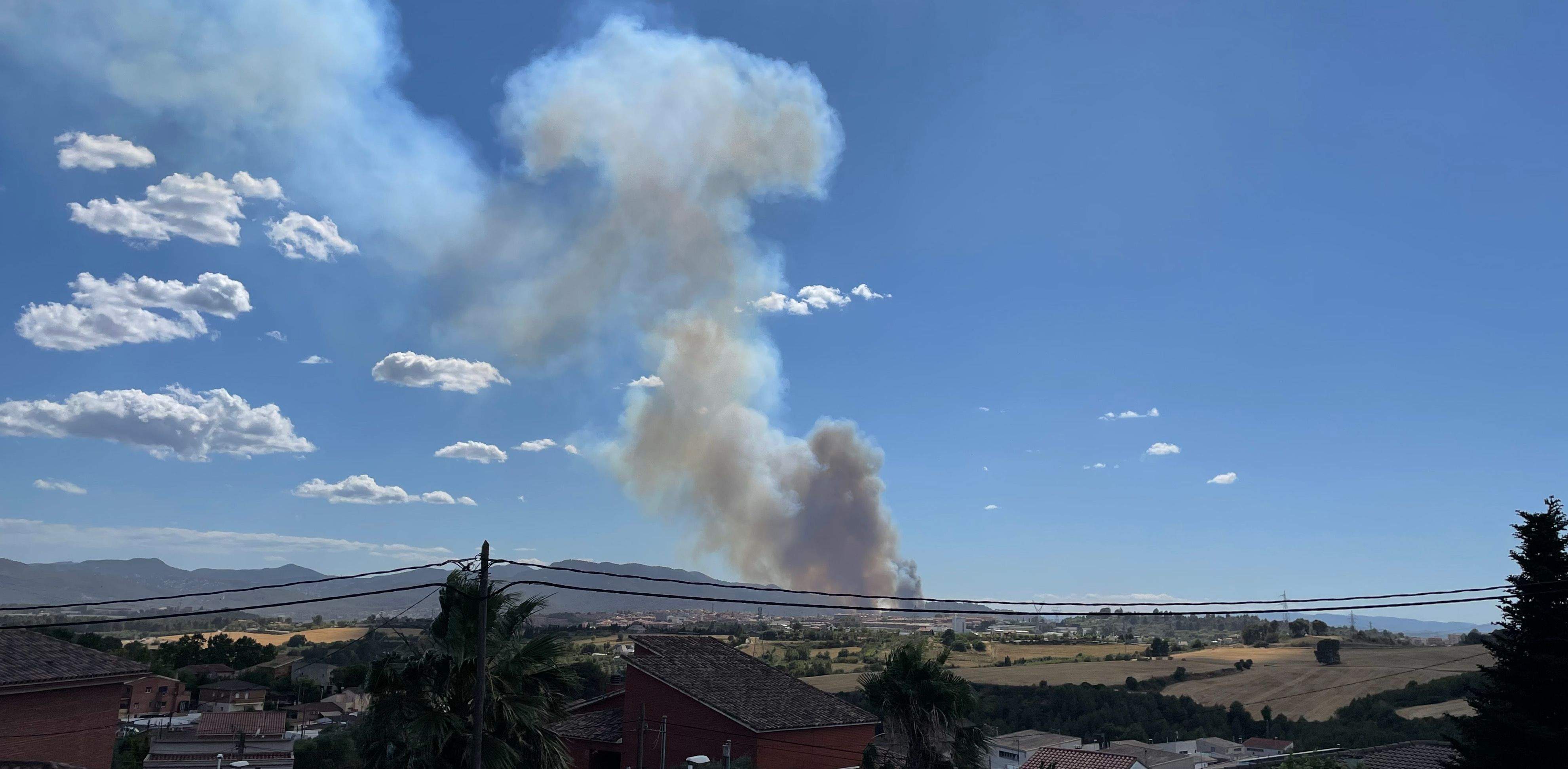 Vista de la columna de fum per un incendi entre Castellví de Rosanes i Martorell des de Rubí. FOTO: NHS