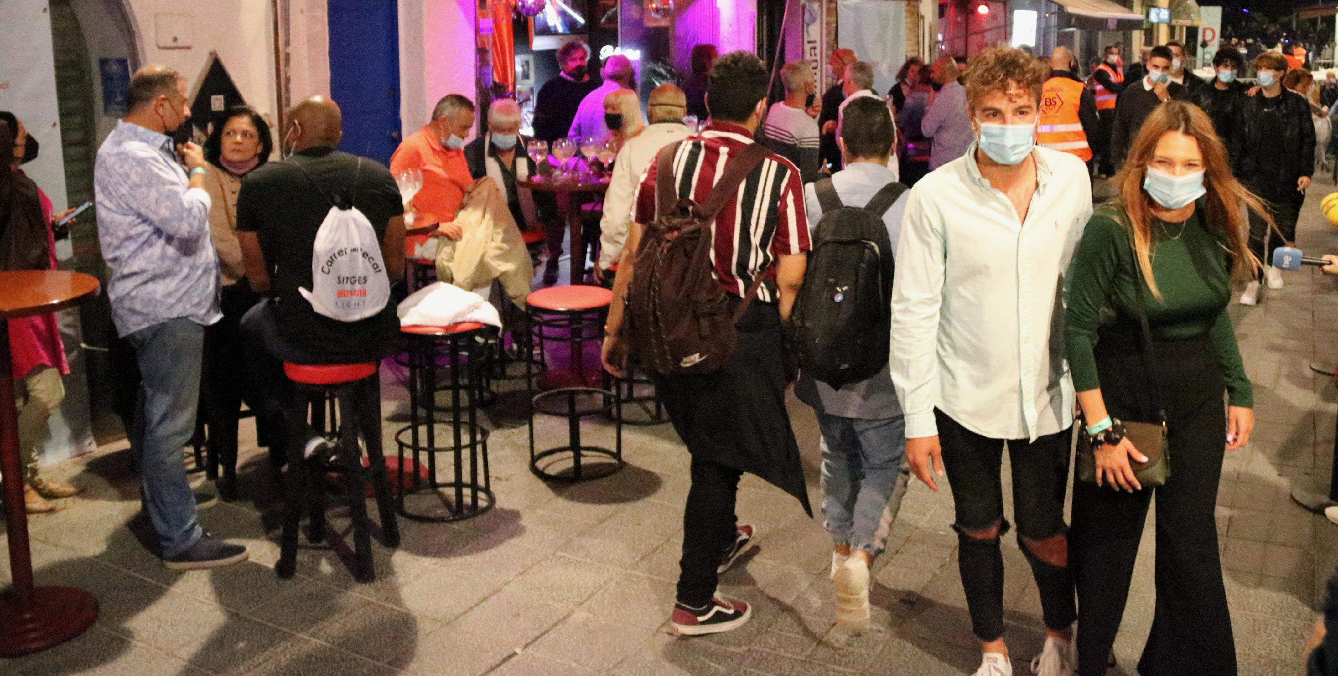 Persones al carrer durant un assaig clínic de Covid-19 per reobrir l'oci nocturn el passat mes de maig. FOTO: Gemma Sánchez/ACN