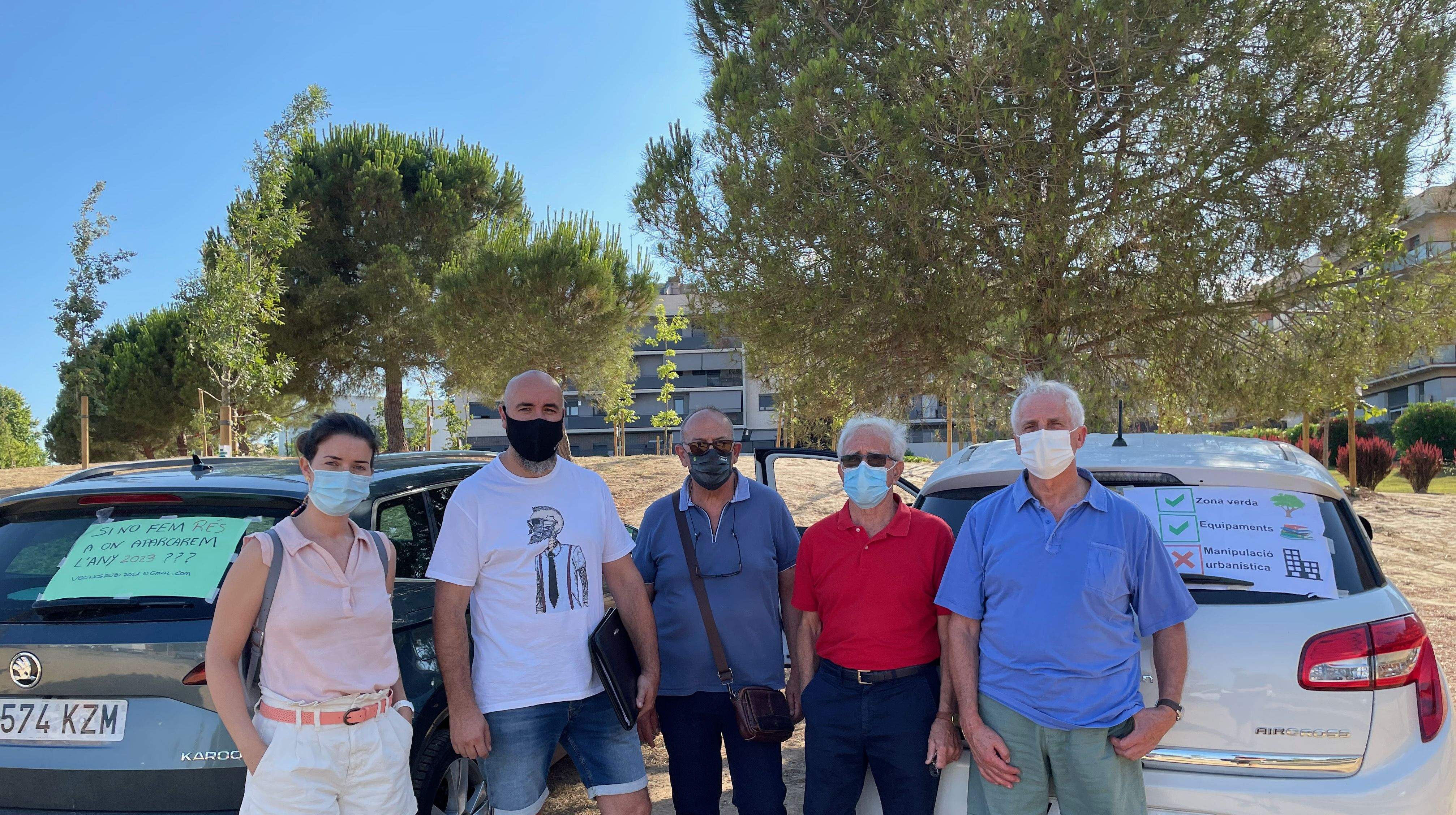 El president de l'associació de veïns de Sant Jordi Parc amb representants d'altres associacions de les urbanitzacions. FOTO: NHS El president de l'associació de veïns de Sant Jordi Parc amb representants d'altres associacions de les urbanitzacions. FOTO: NHS