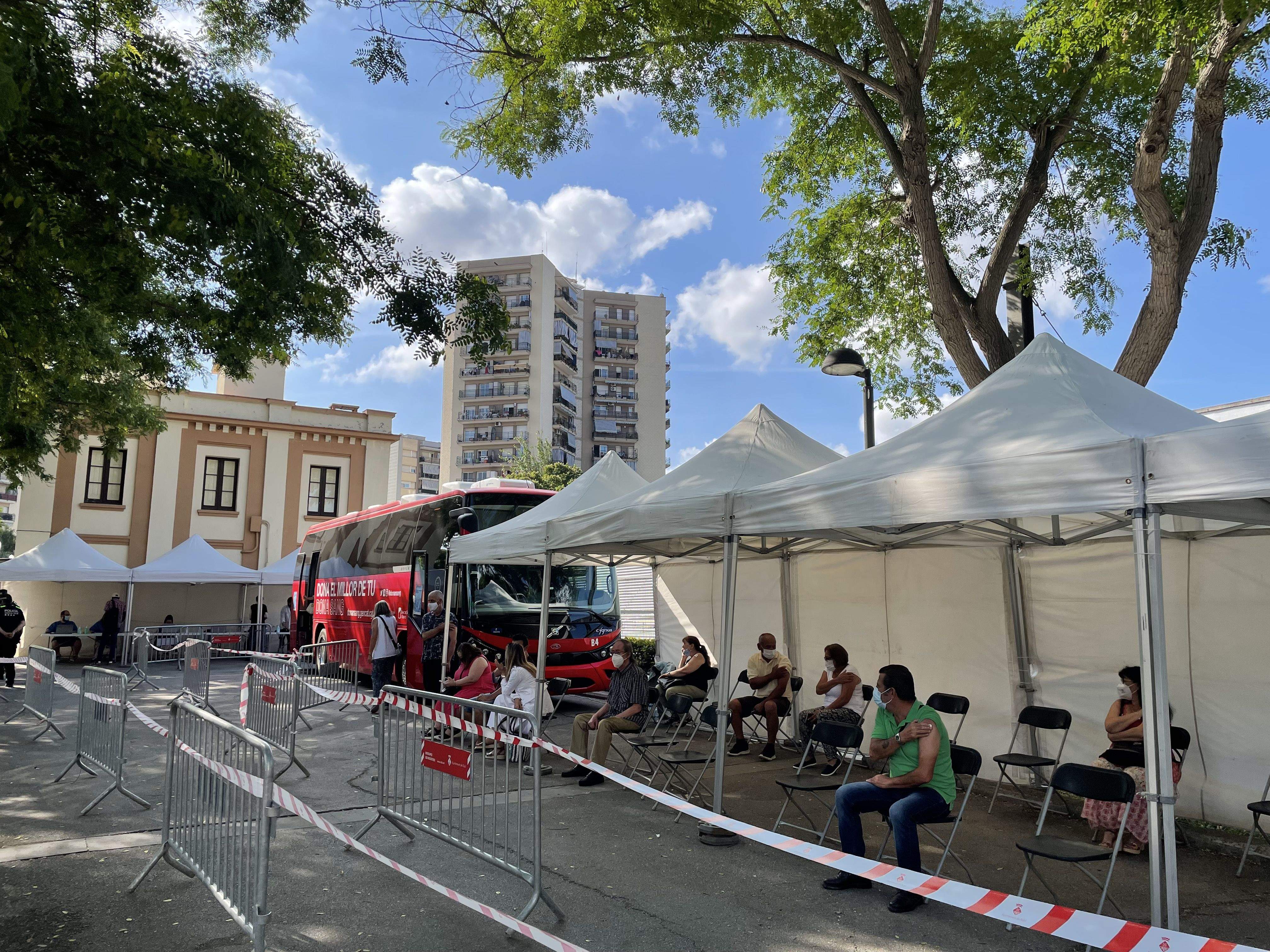 Persones esperant després de ser vacunades contra la Covid-19 a la carpa exterior. FOTO: NHS