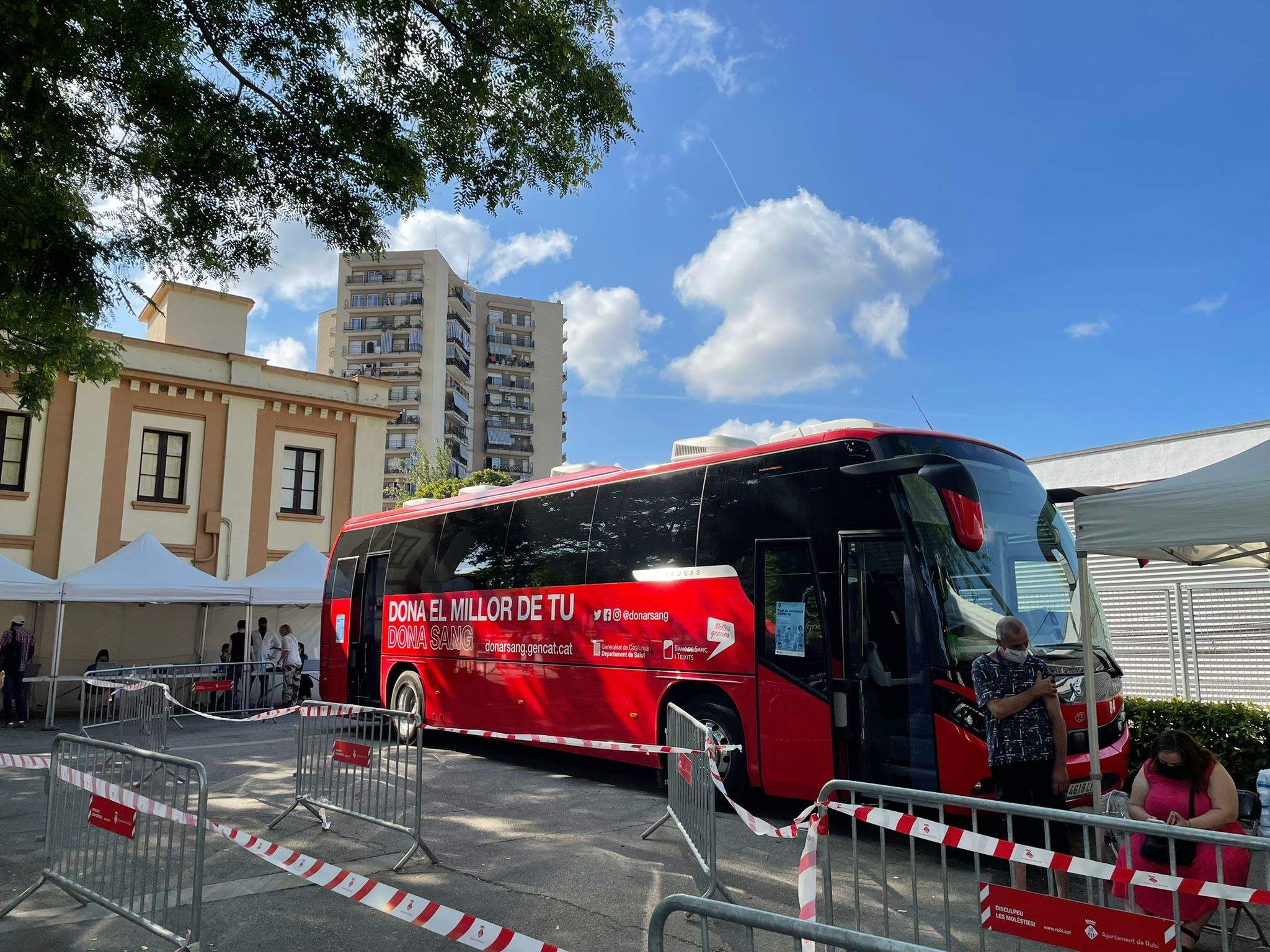 Més de 800 rubinencs es vacunen contra la Covid-19 en el punt mòbil sense cita prèvia. FOTO: NHS