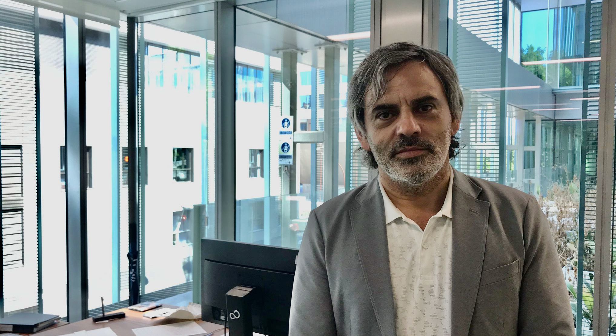 Francesc Sutrias, director de l'Agència Catalana de Consum, al seu despatx de la Zona Franca. FOTO: Andrea Martínez 