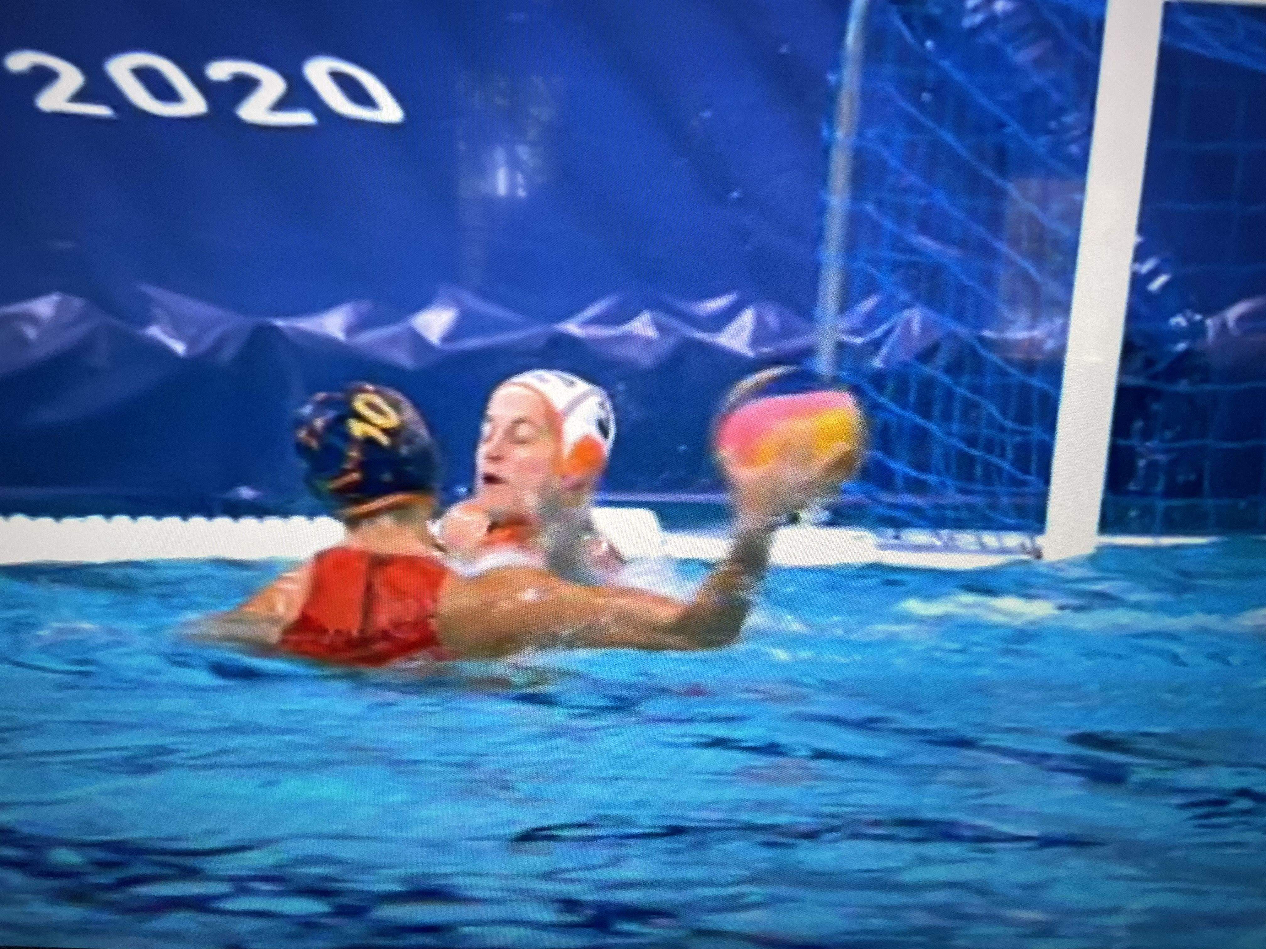 Moment del partit entre l'equip espanyol femení de waterpolo i Països Baixos en la retransmissió de RTVE