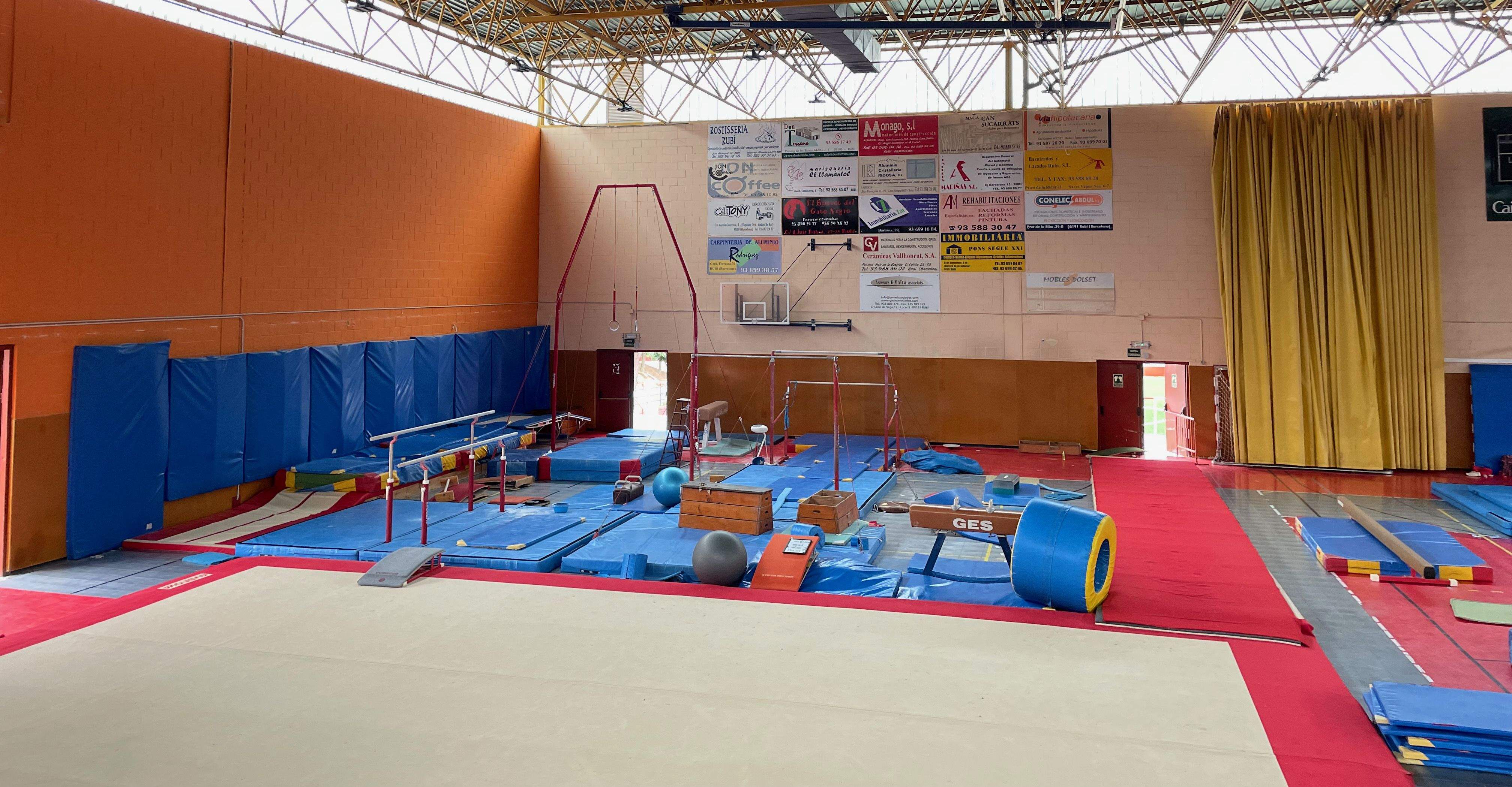 Zona del pavelló de Can Rosés on practiquen els esportistes del Gimnàs Artístic Esportiu Rubí. FOTO: Redacció Zona del pavelló de Can Rosés on practiquen els esportistes del Gimnàs Artístic Esportiu Rubí. FOTO: Redacció