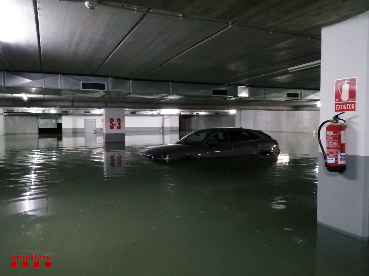 El pas de la tempesta a Rubí deixa un pàrquing inundat. FOTO: Bombers de la Generalitat