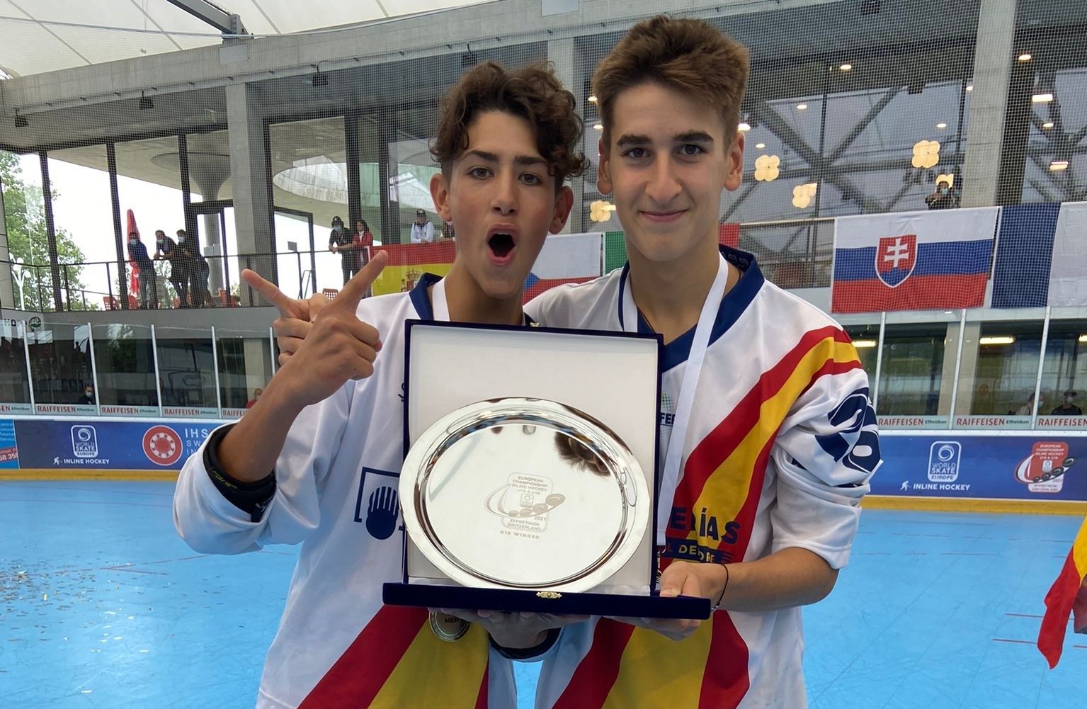 Els jugadors del Cent Patins Iván Medina i Manel de la Cruz, campions d'Europa sub-18. FOTO: Cedida Els jugadors del Cent Patins Iván Medina i Manel de la Cruz, campions d'Europa sub-18. FOTO: Cedida