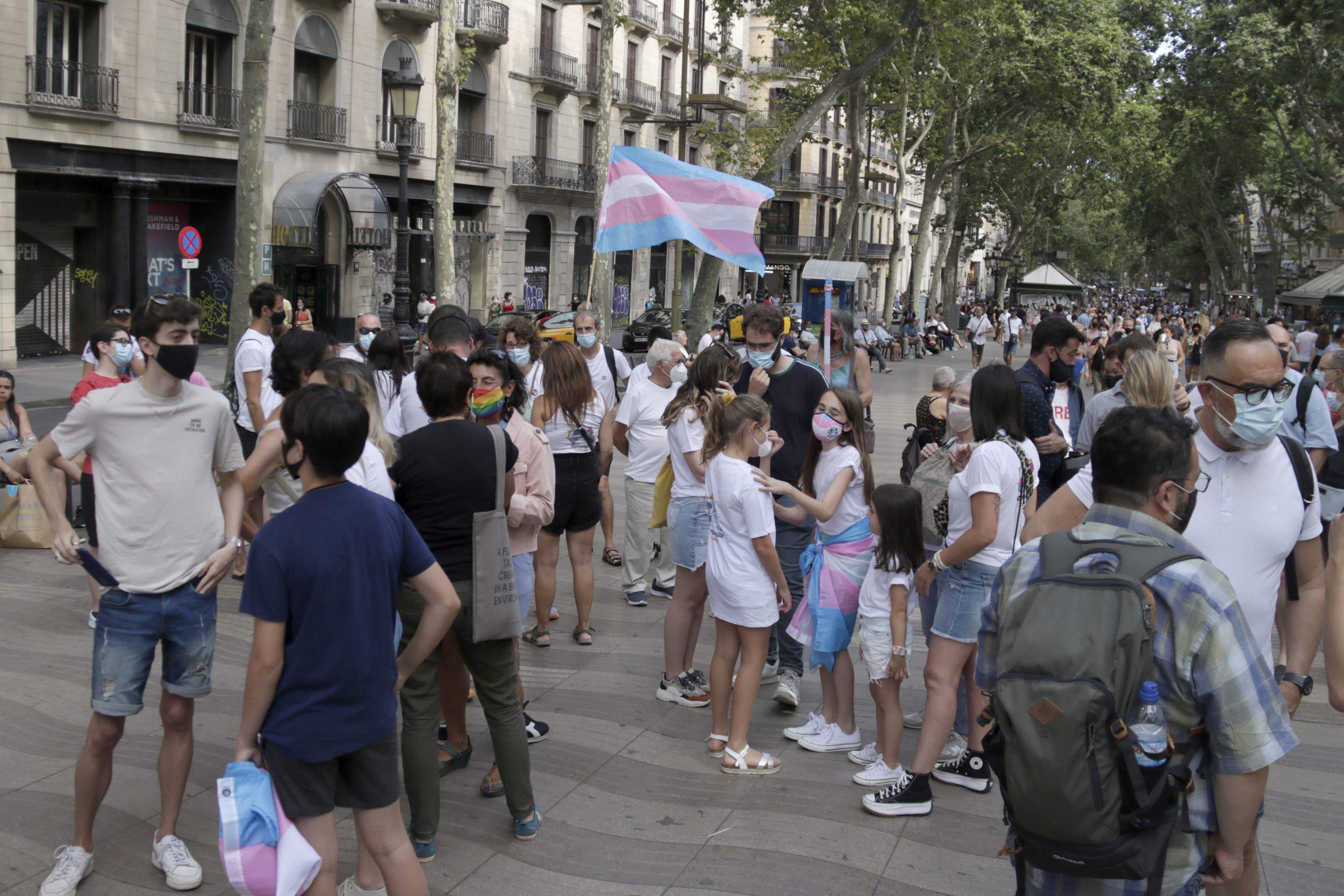 Un grup de persones amb banderes trans a la Rambla de Barcelona. FOTO: Jordi Pujolar / ACN
