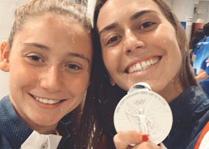 Elena Ruiz i Bea Ortiz guanyen la medalla de plata amb la selecció espanyola de waterpolo a Tòquio. FOTO: Twitter @Bea_Ortiz