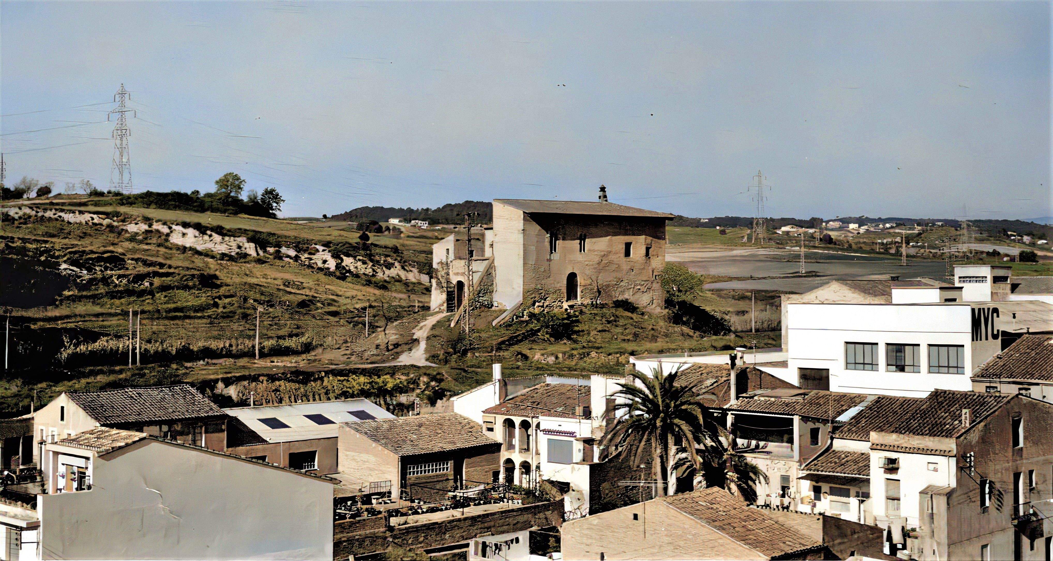 El castell i el barri de la Plana del Castell, anys 70. FOTO: Francesc Margenat / Arxiu fotogràfic Grup de Col·laboradors del Museu de Rubí