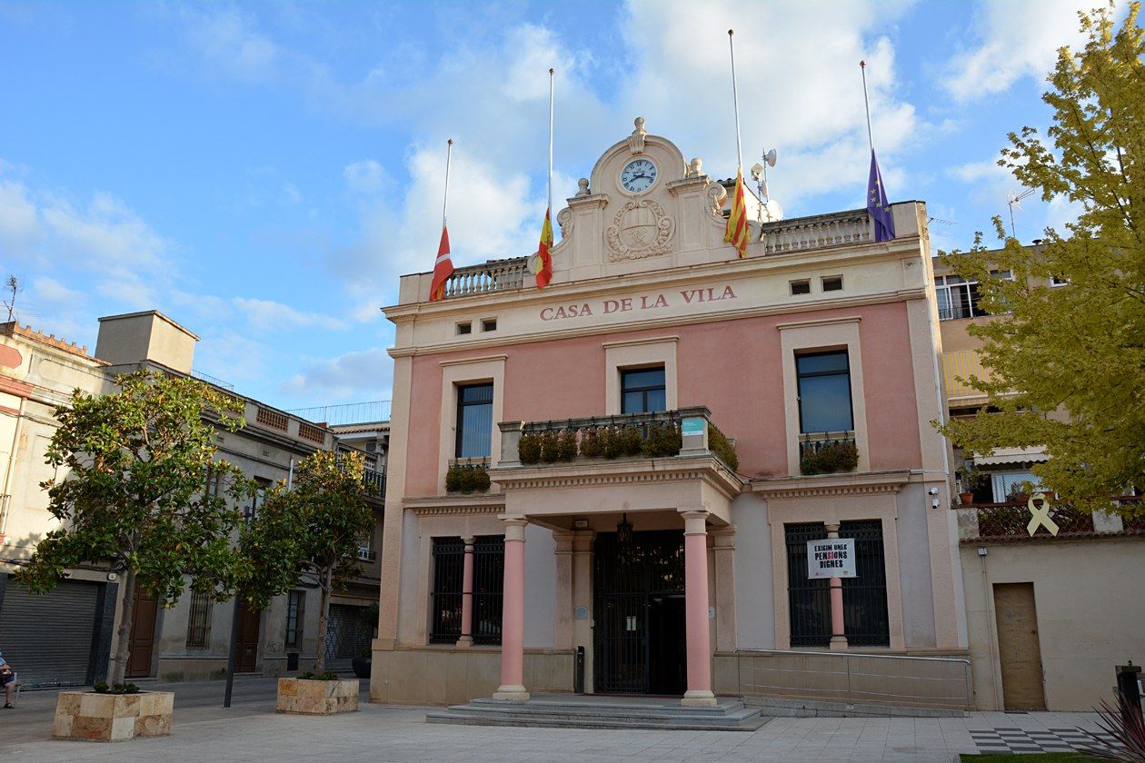 Dol oficial a Rubí en record de les víctimes dels atemptats del 17-A de 2017. FOTO: Ajuntament de Rubí