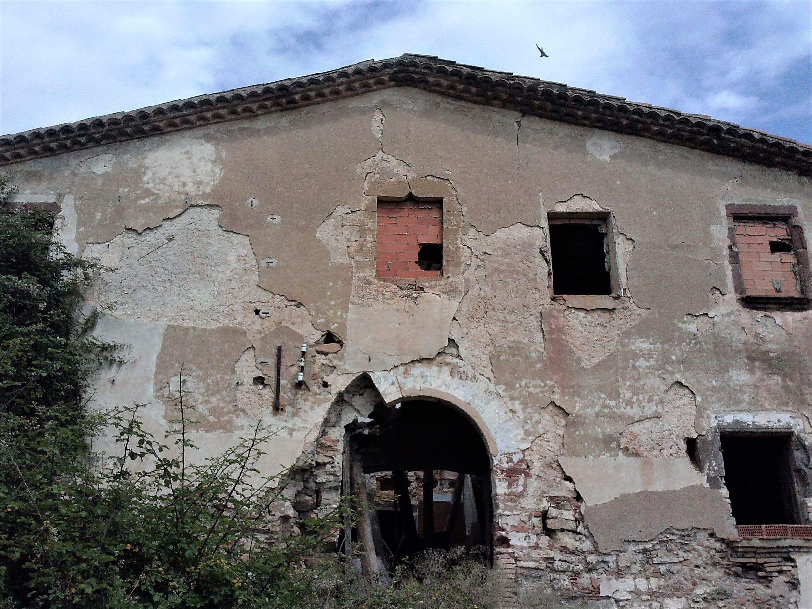 El degradat estat de la masia de can Calopa. FOTO: Jordi Vilalta