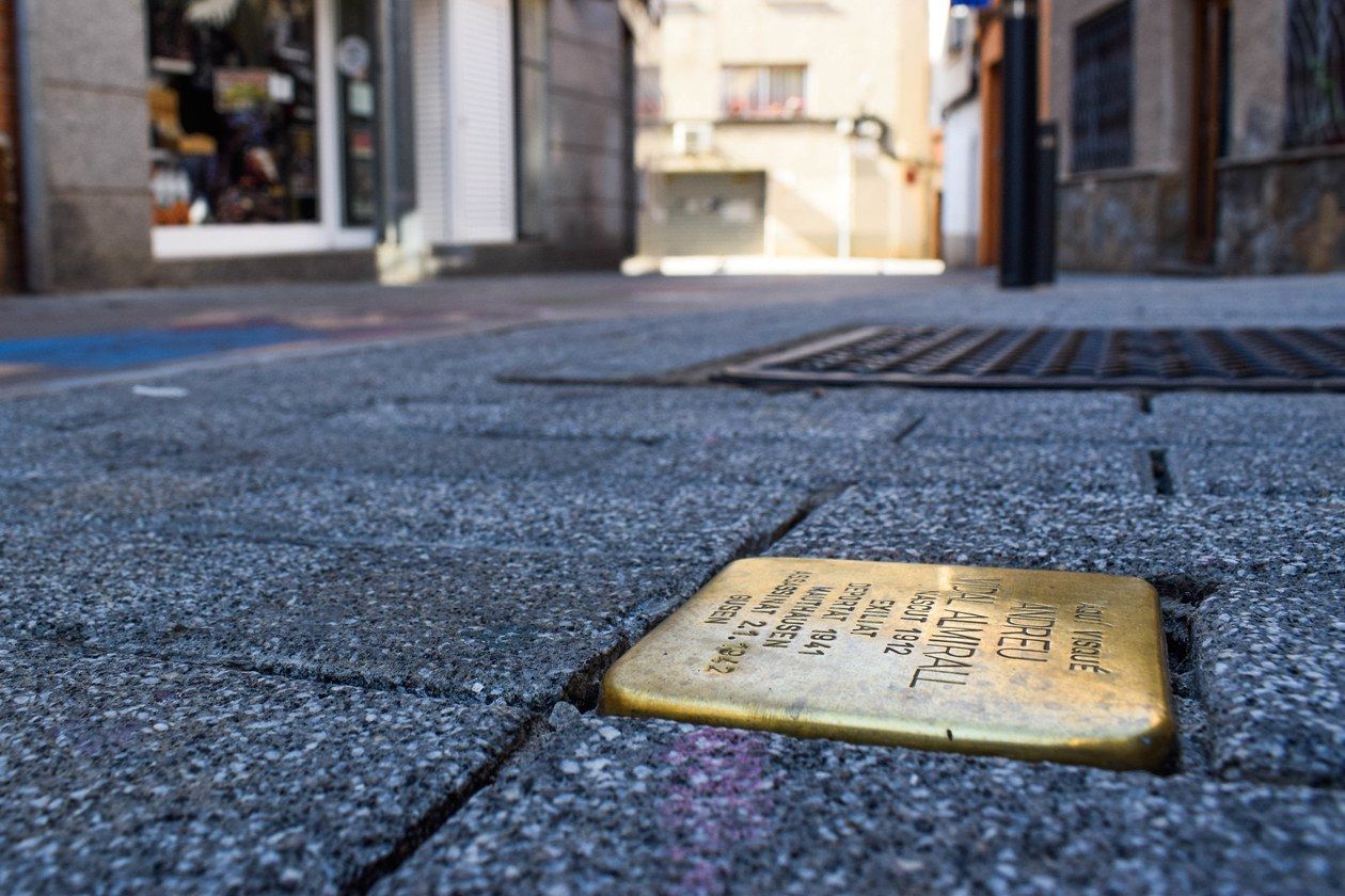 La propera visita guiada a les “Stolpersteine” tindrà lloc per la Festa Major Petita de Sant Roc. 