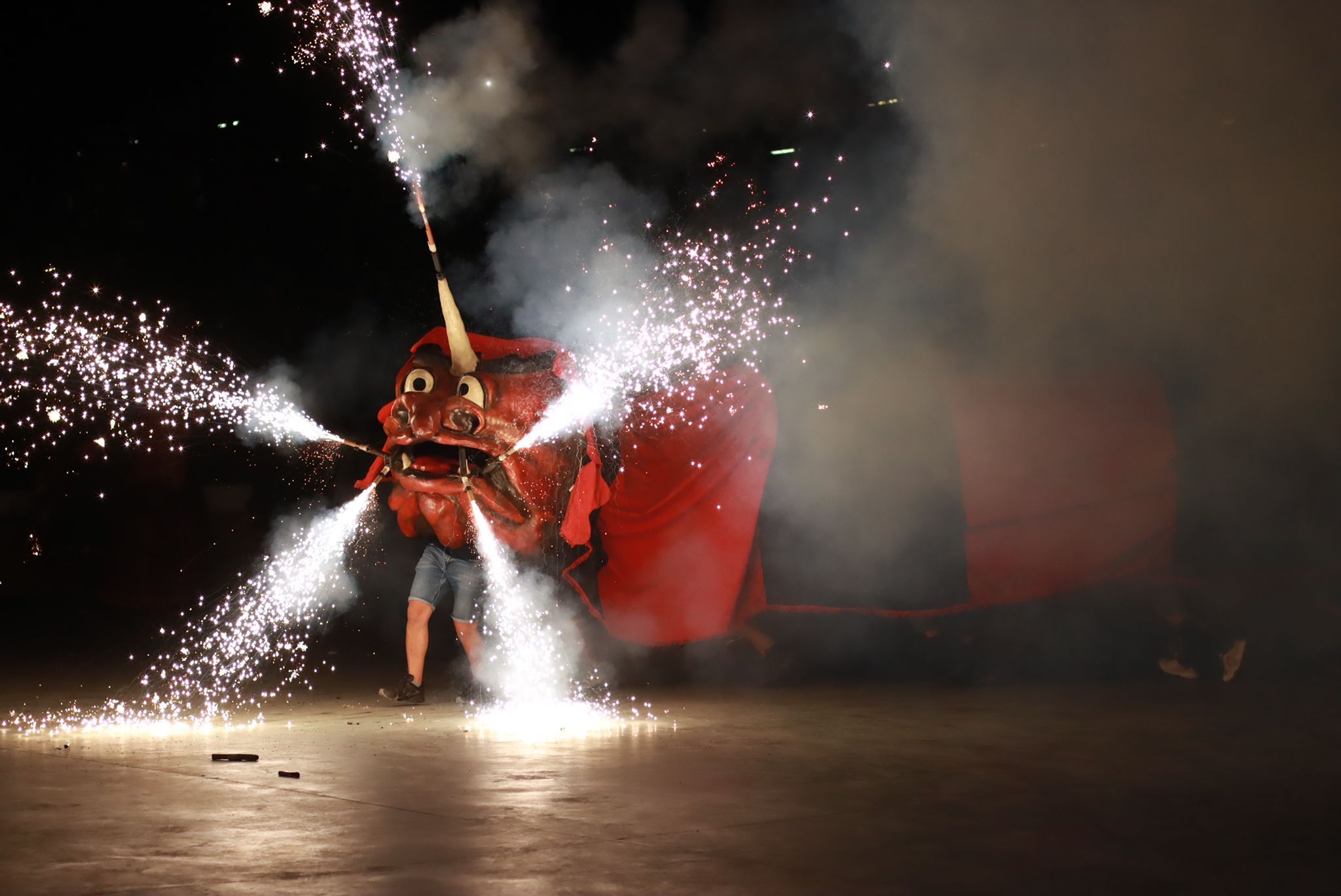El foc de les colles de diables de Rubí dona el tret de sortida de la Festa Major Petita de Sant Roc. FOTO: Josep Llamas