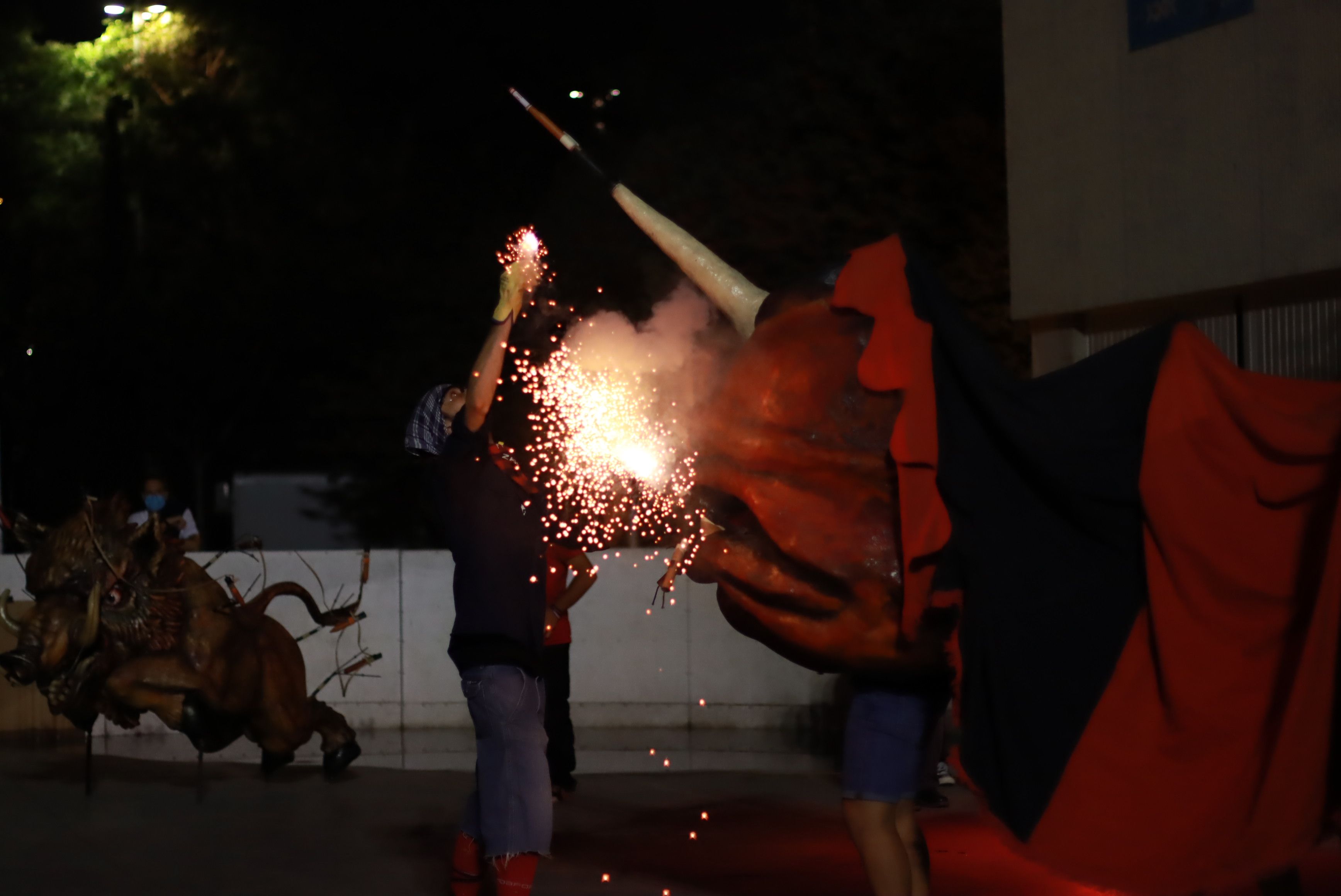 Les bèsties de foc i les colles de diables de Rubí donen el tret de sortida a la Festa Major Petita de Sant Roc. FOTO: Josep Llamas