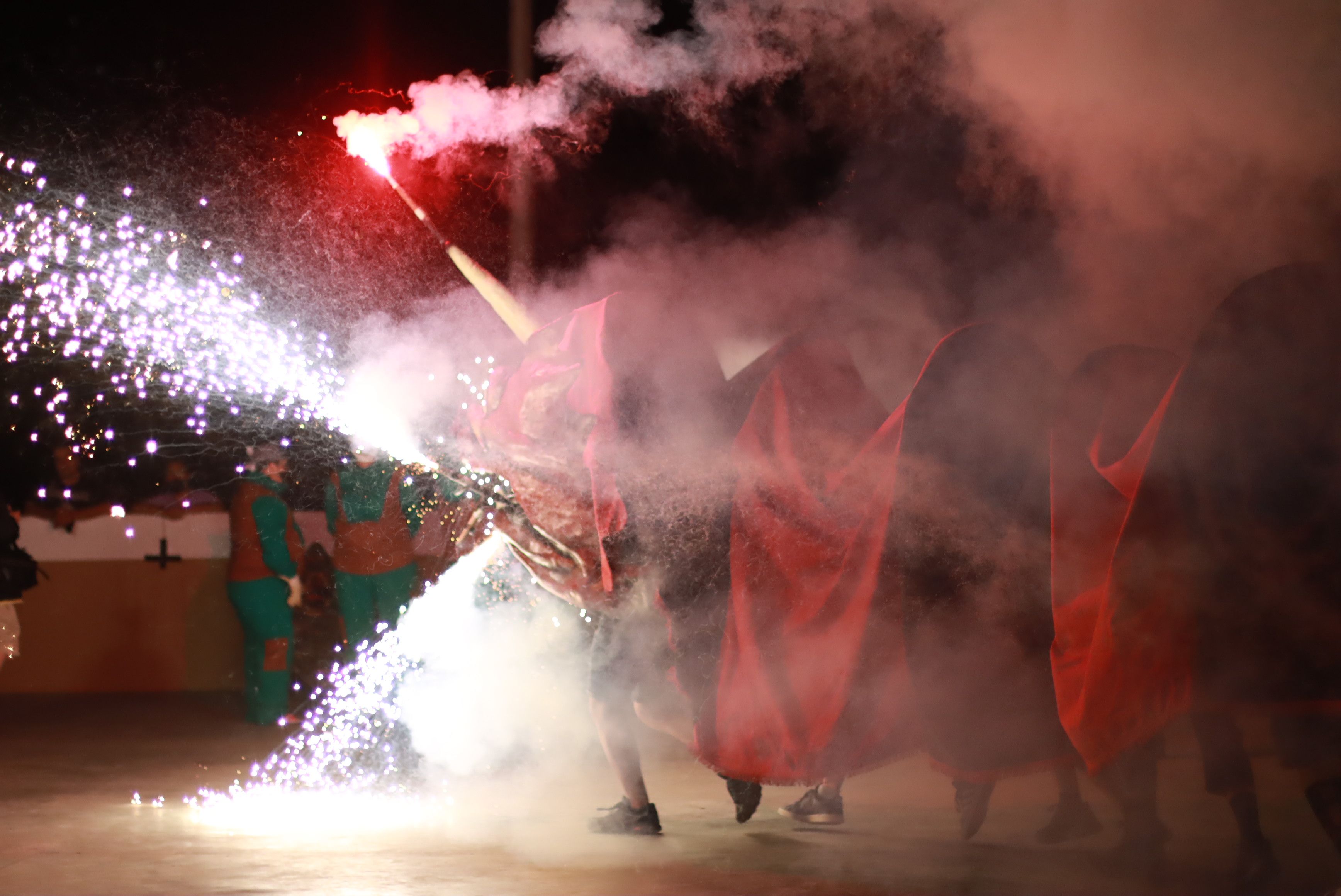 Les bèsties de foc i les colles de diables de Rubí donen el tret de sortida a la Festa Major Petita de Sant Roc. FOTO: Josep Llamas