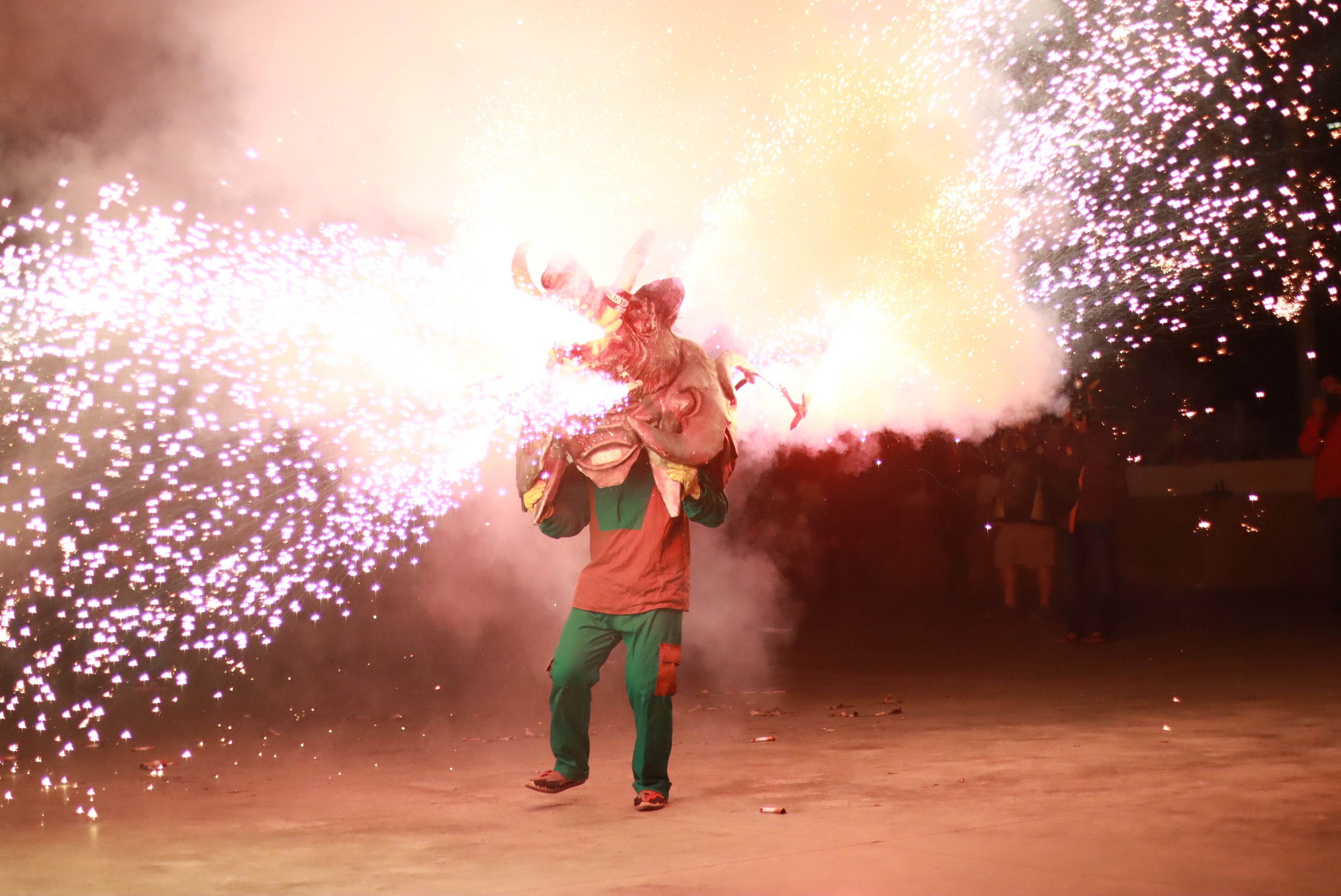 Les bèsties de foc i les colles de diables de Rubí donen el tret de sortida a la Festa Major Petita de Sant Roc. FOTO: Josep Llamas