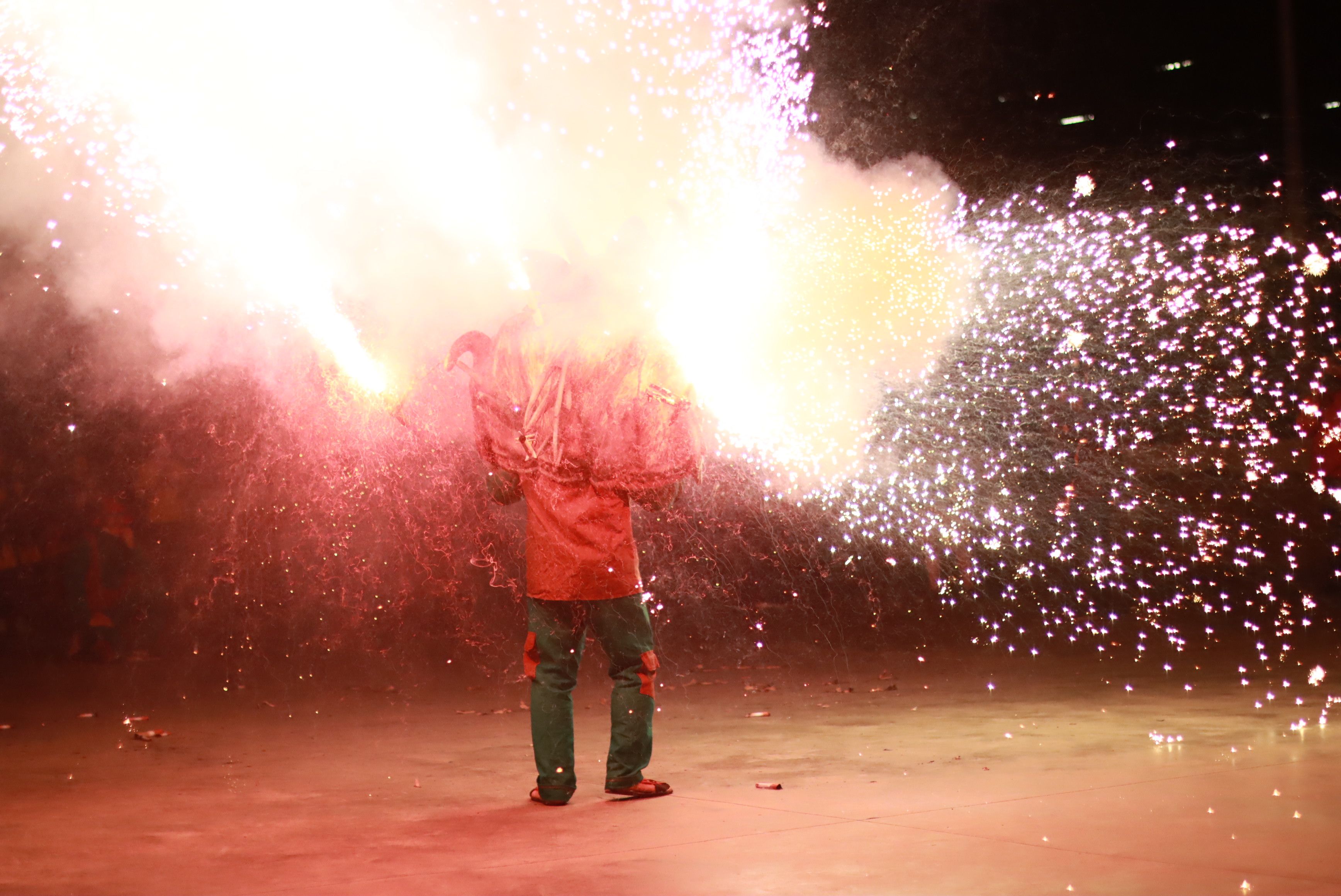 Les bèsties de foc i les colles de diables de Rubí donen el tret de sortida a la Festa Major Petita de Sant Roc. FOTO: Josep Llamas