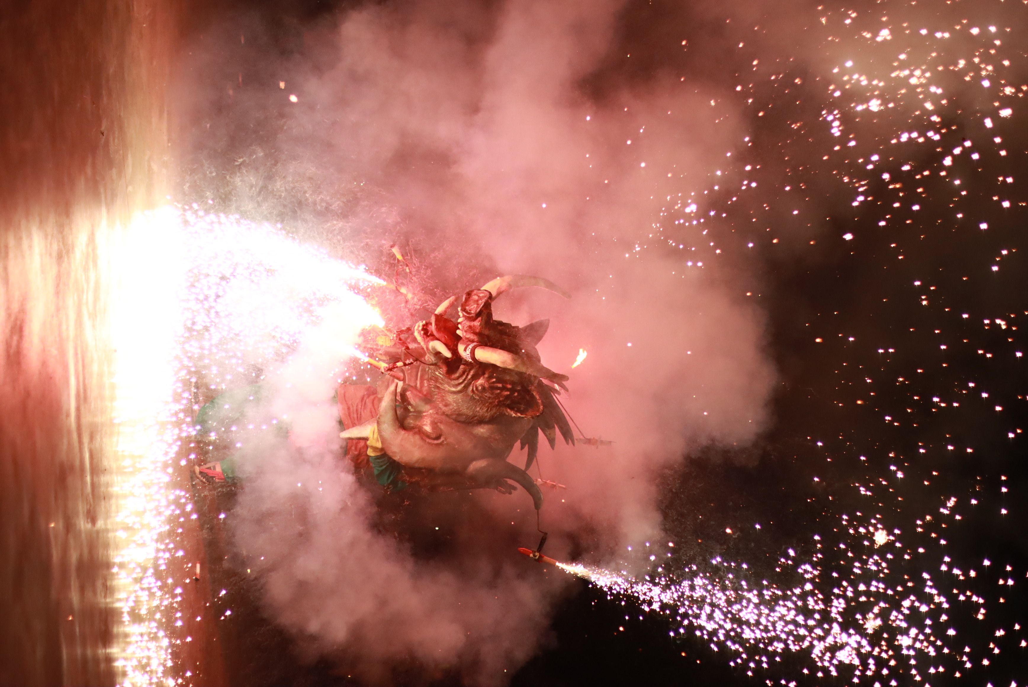 Les bèsties de foc i les colles de diables de Rubí donen el tret de sortida a la Festa Major Petita de Sant Roc. FOTO: Josep Llamas