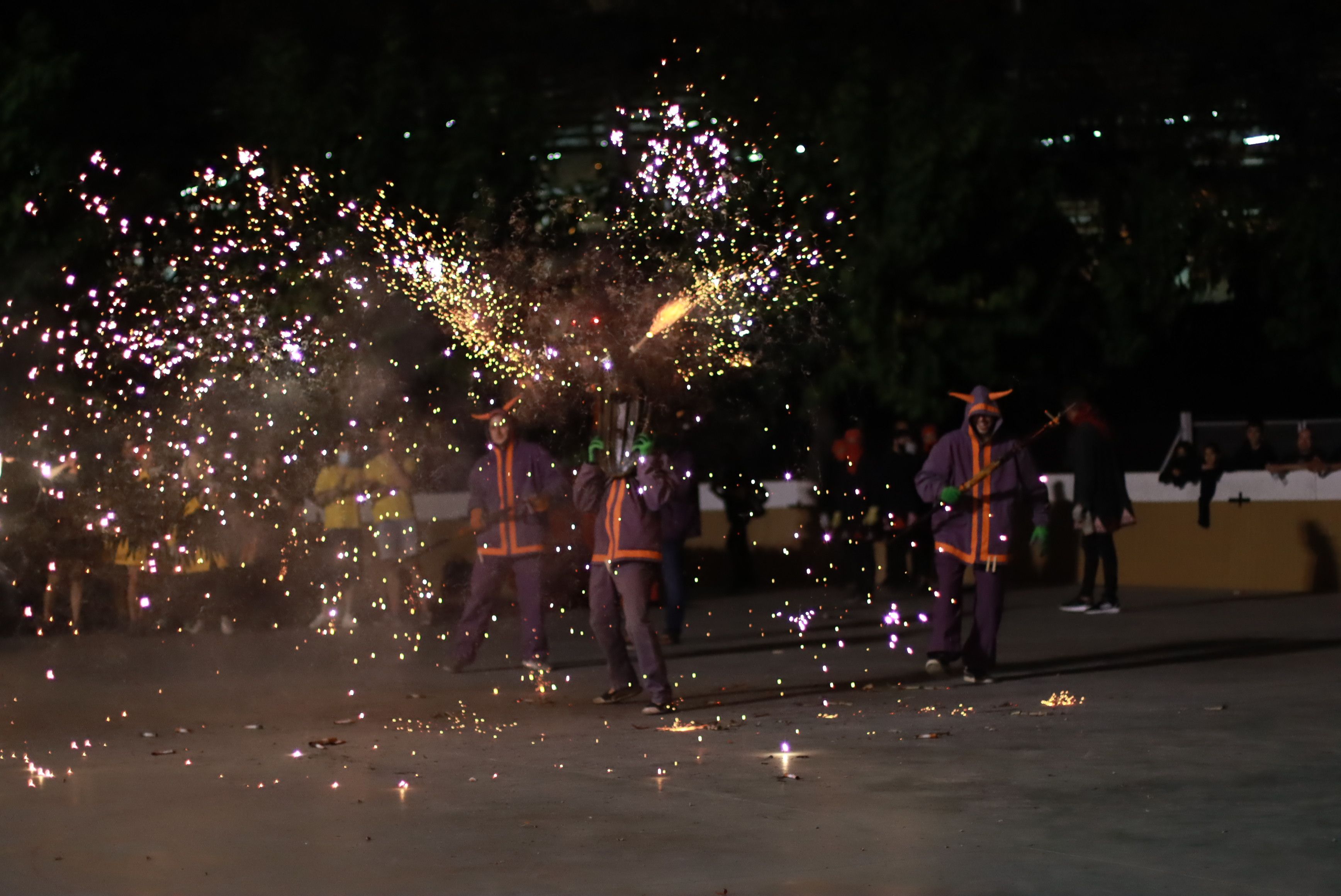 Les bèsties de foc i les colles de diables de Rubí donen el tret de sortida a la Festa Major Petita de Sant Roc. FOTO: Josep Llamas