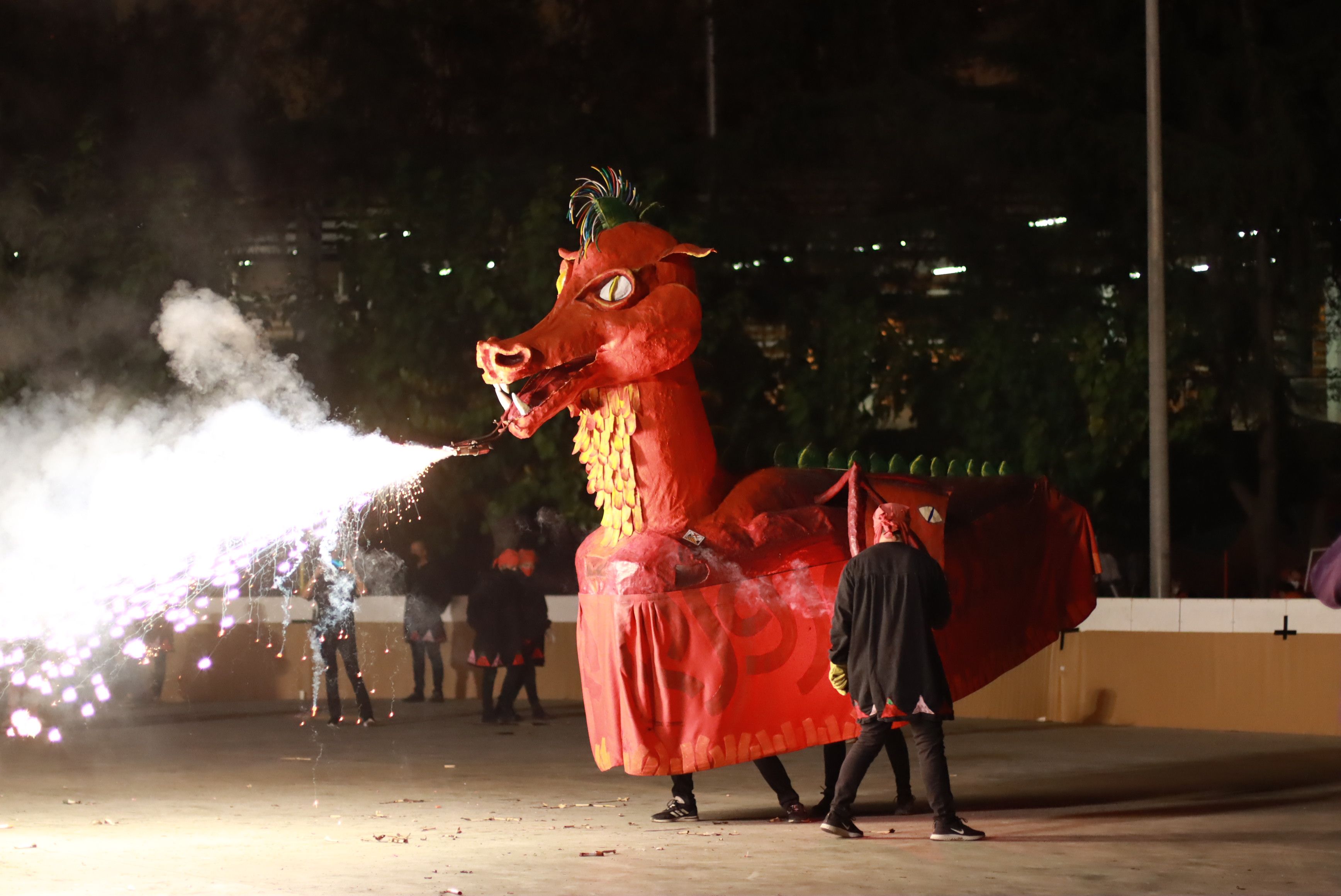 Les bèsties de foc i les colles de diables de Rubí donen el tret de sortida a la Festa Major Petita de Sant Roc. FOTO: Josep Llamas