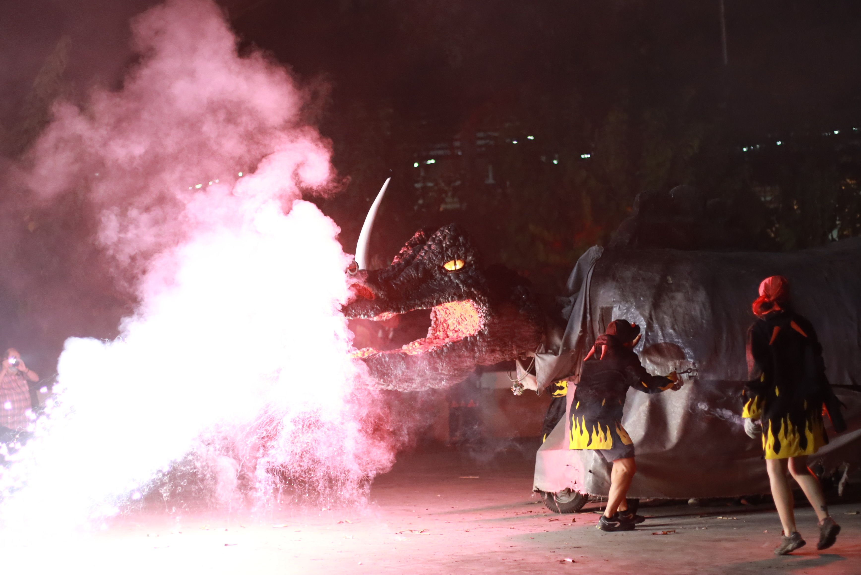 Les bèsties de foc i les colles de diables de Rubí donen el tret de sortida a la Festa Major Petita de Sant Roc. FOTO: Josep Llamas