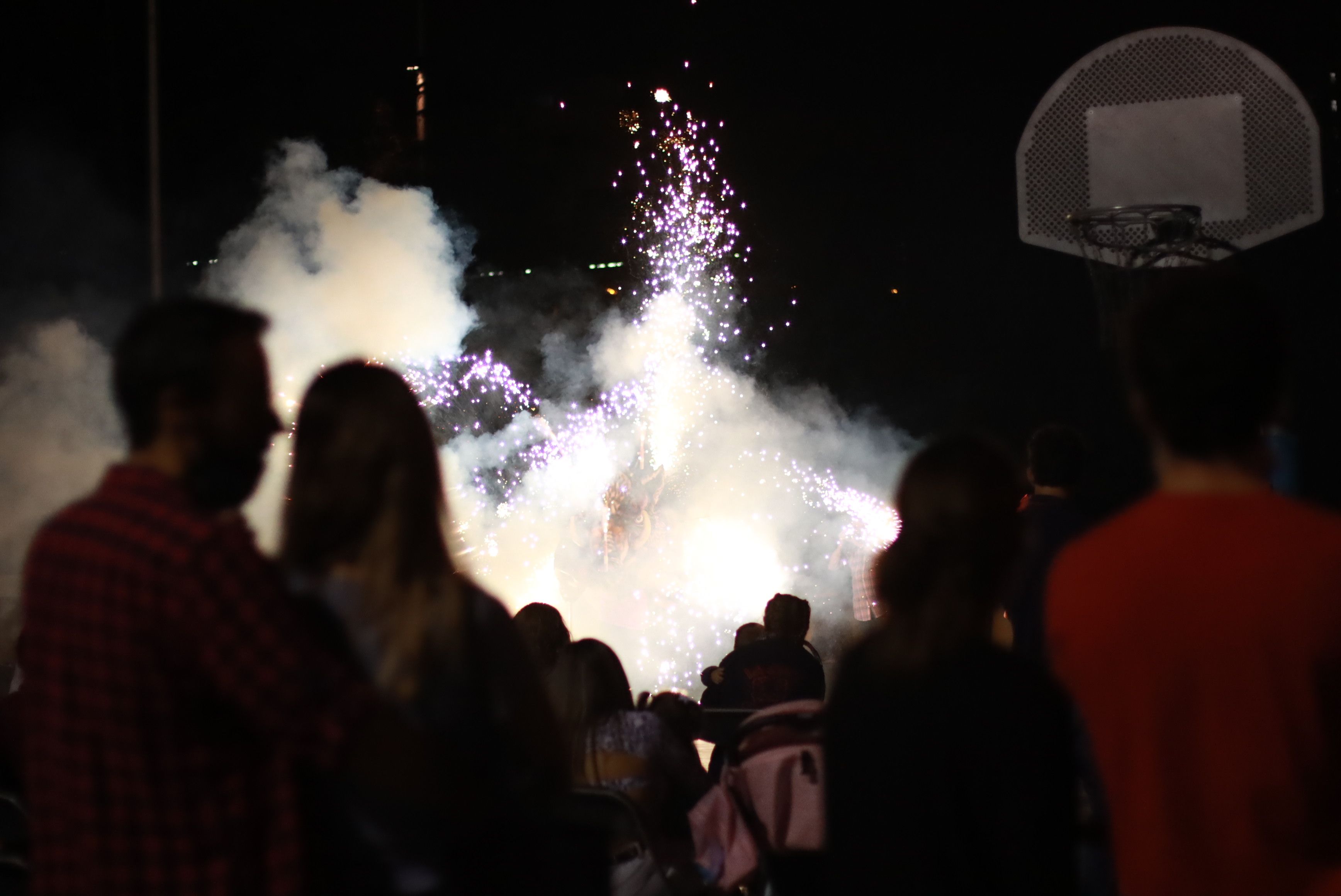 Les bèsties de foc i les colles de diables de Rubí donen el tret de sortida a la Festa Major Petita de Sant Roc. FOTO: Josep Llamas