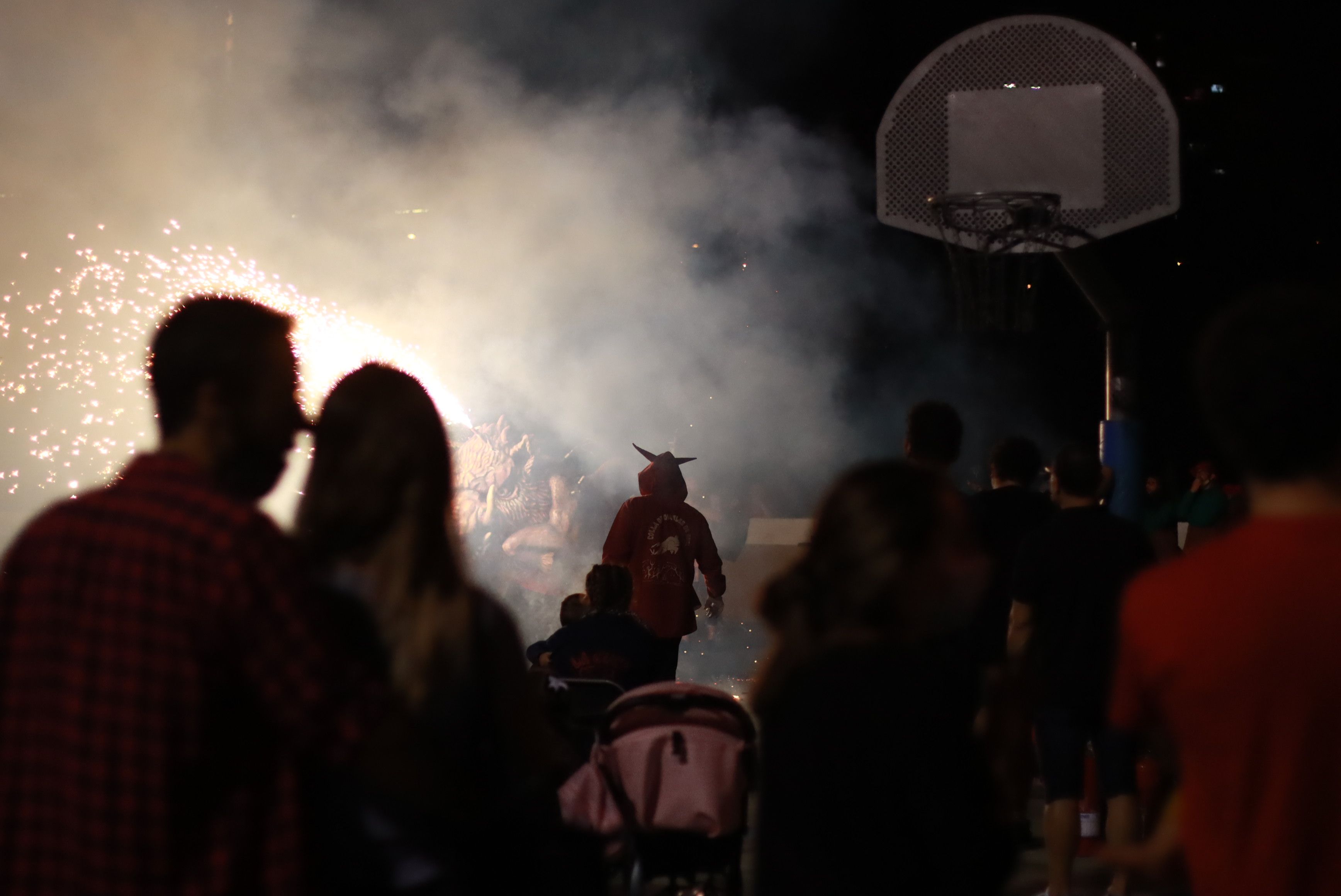 Les bèsties de foc i les colles de diables de Rubí donen el tret de sortida a la Festa Major Petita de Sant Roc. FOTO: Josep Llamas