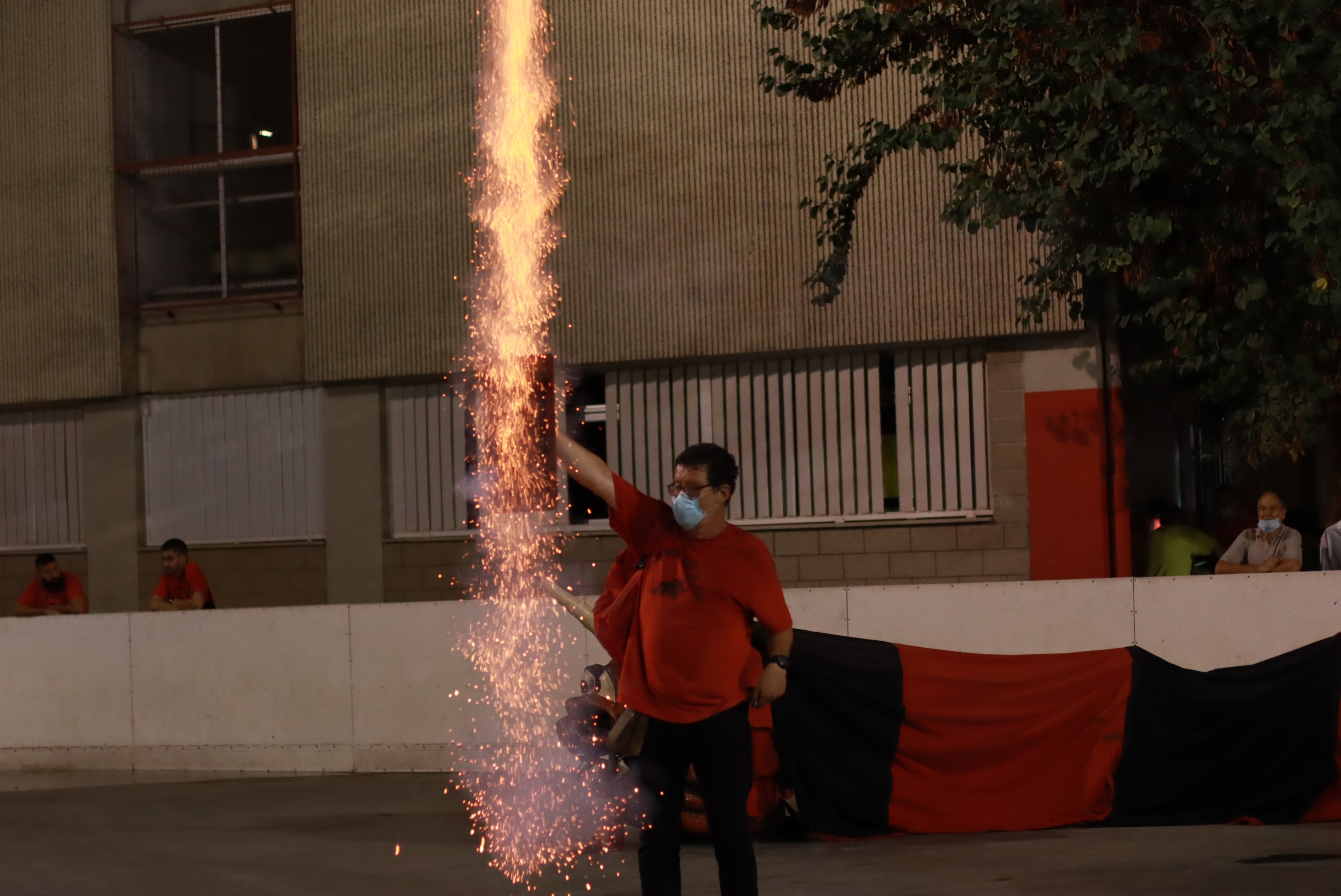 Les bèsties de foc i les colles de diables de Rubí donen el tret de sortida a la Festa Major Petita de Sant Roc. FOTO: Josep Llamas