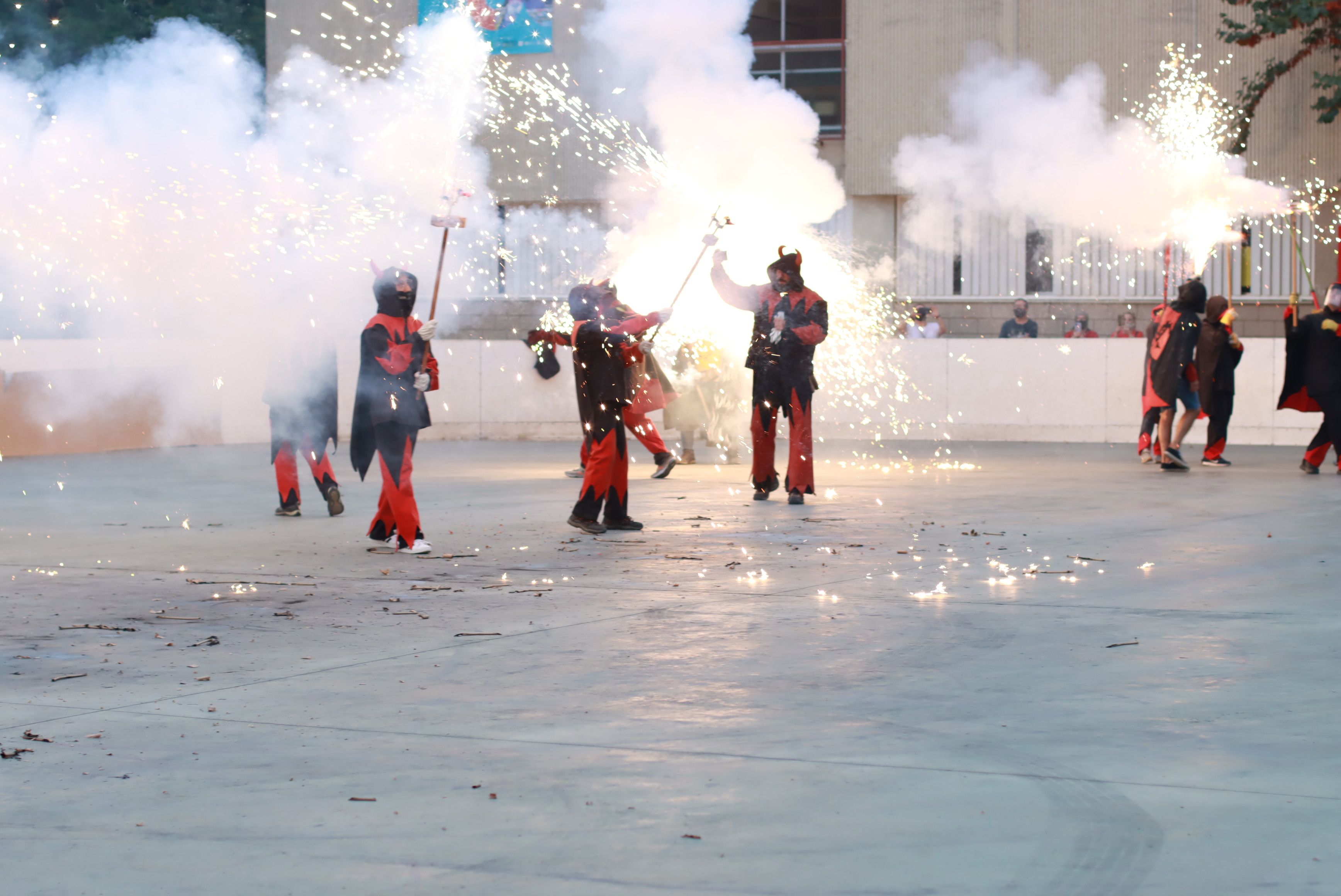 Moment del raval infantil amb la Colla de Diables de la Riera, la Colla de Diables Rubeo Diablorum i la Colla de Diables de Rubí. FOTO: Josep Llamas