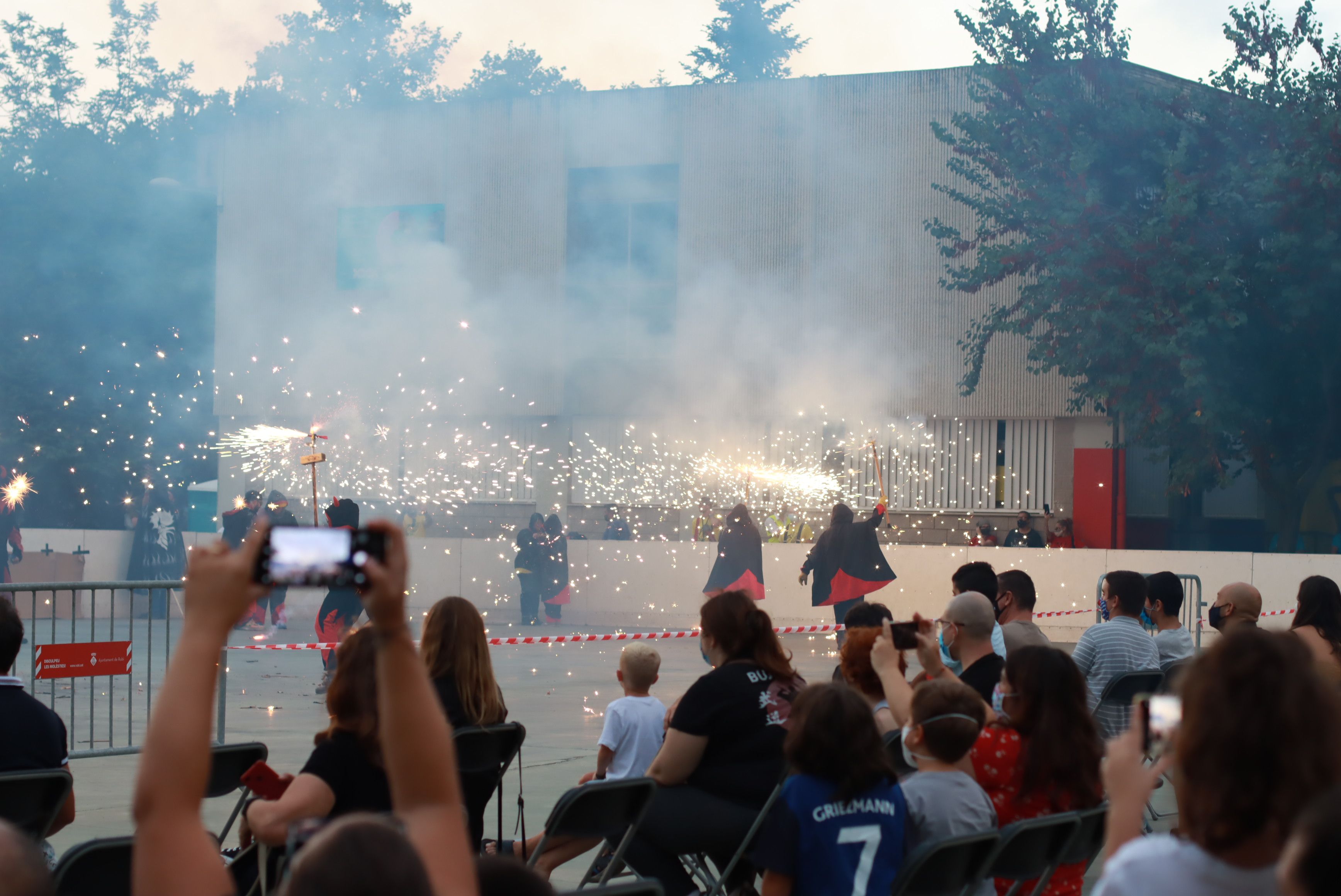 Moment del raval infantil amb la Colla de Diables de la Riera, la Colla de Diables Rubeo Diablorum i la Colla de Diables de Rubí. FOTO: Josep Llamas