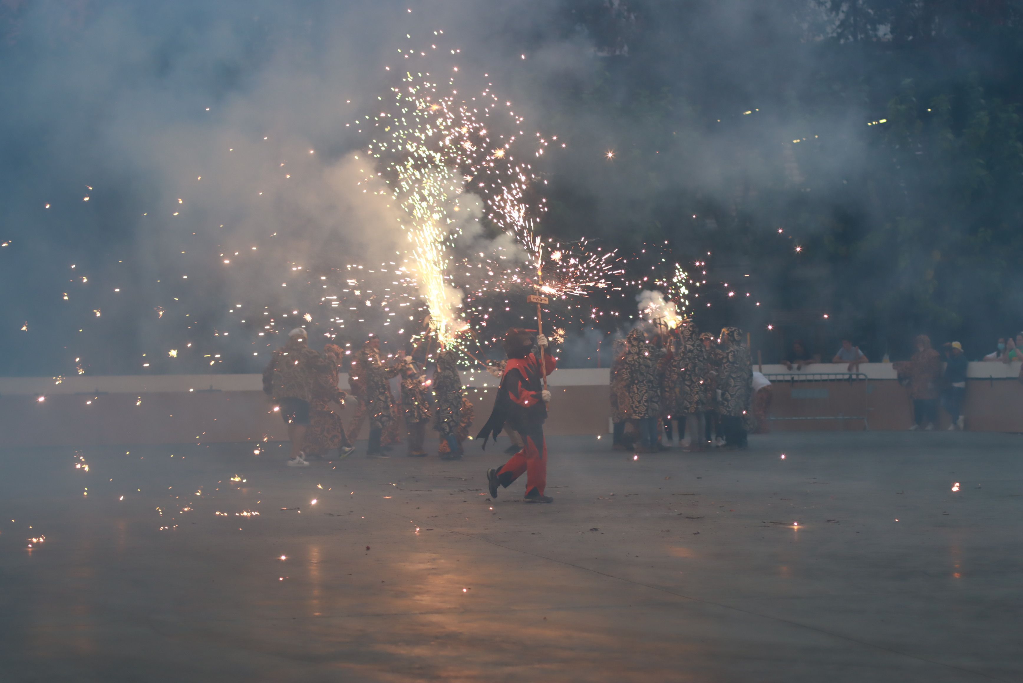 Moment del raval infantil amb la Colla de Diables de la Riera, la Colla de Diables Rubeo Diablorum i la Colla de Diables de Rubí. FOTO: Josep Llamas