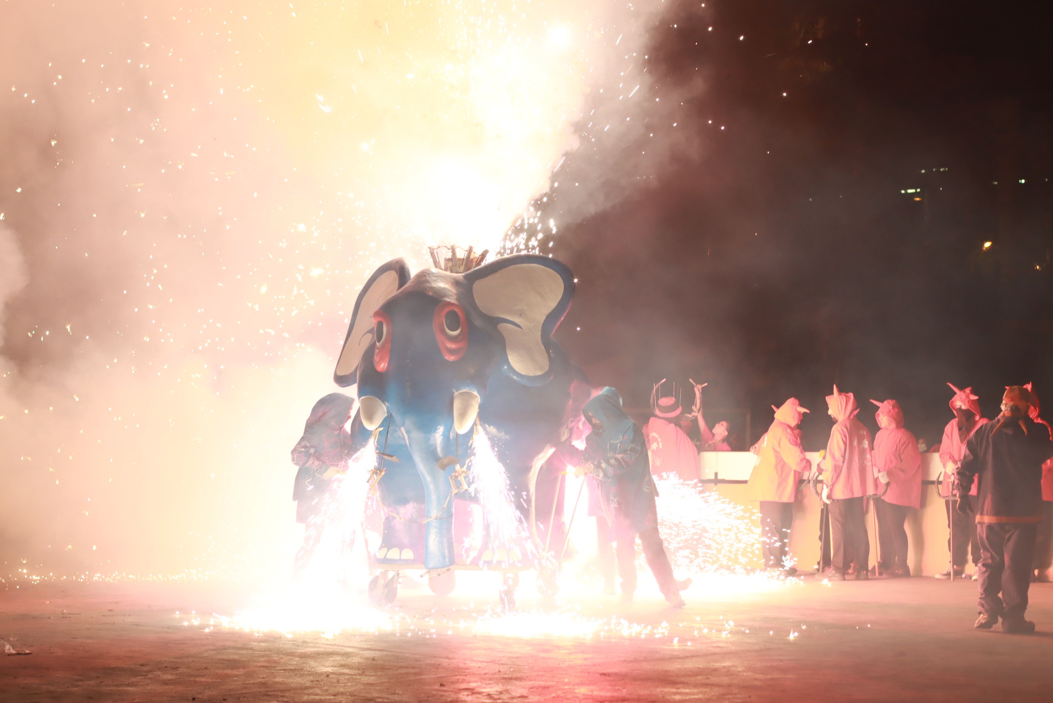 El Bòjum participa com a Bèstia de Foc al raval gran de foc de la Festa Major Petita de Sant Roc. FOTO: Josep Llamas