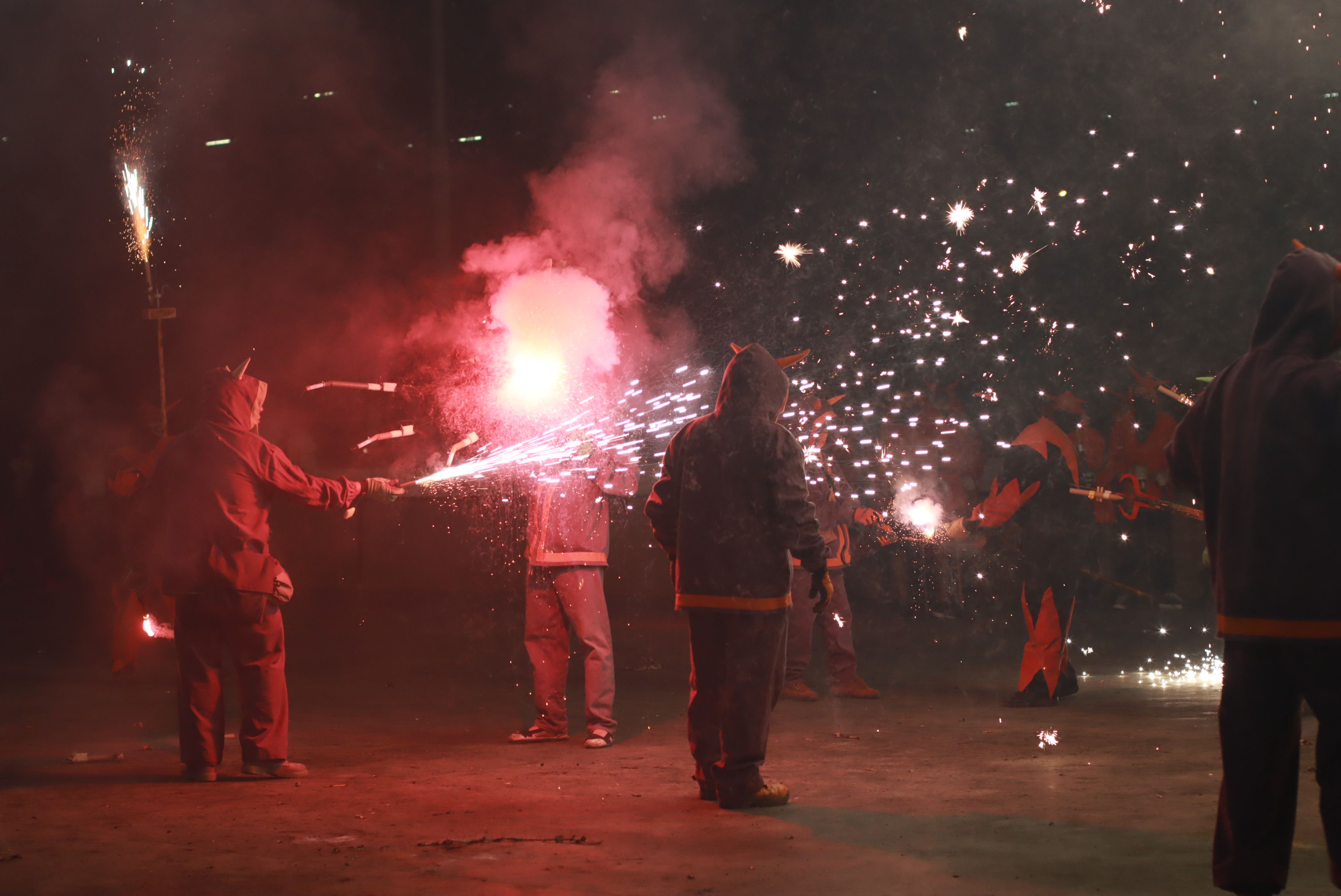 Raval de foc amb la la Colla de Diables de la Riera, la Colla de Diables Rubeo Diablorum i la Colla de Diables de Rubí. FOTO: Josep Llamas