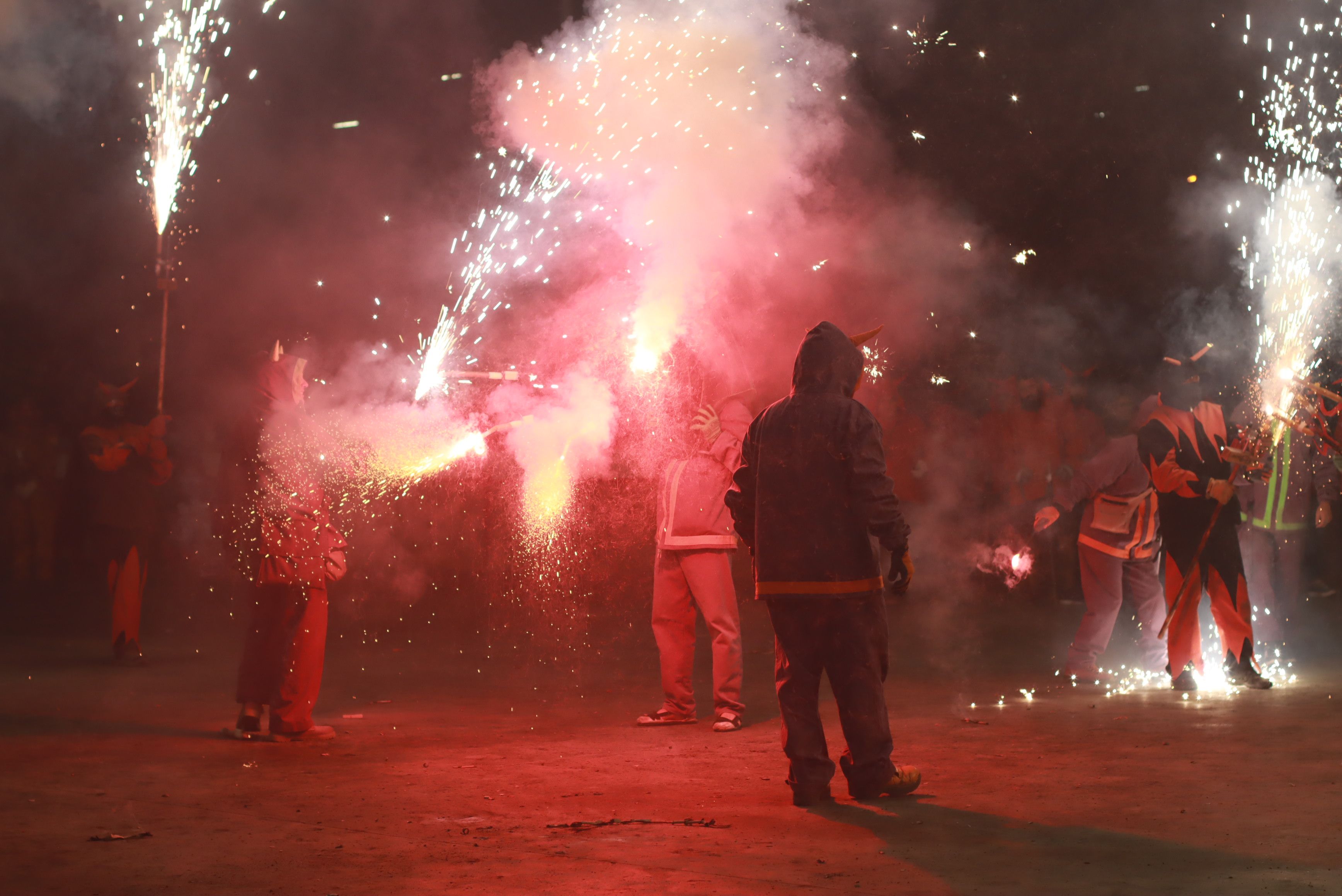 Raval de foc amb la la Colla de Diables de la Riera, la Colla de Diables Rubeo Diablorum i la Colla de Diables de Rubí. FOTO: Josep Llamas