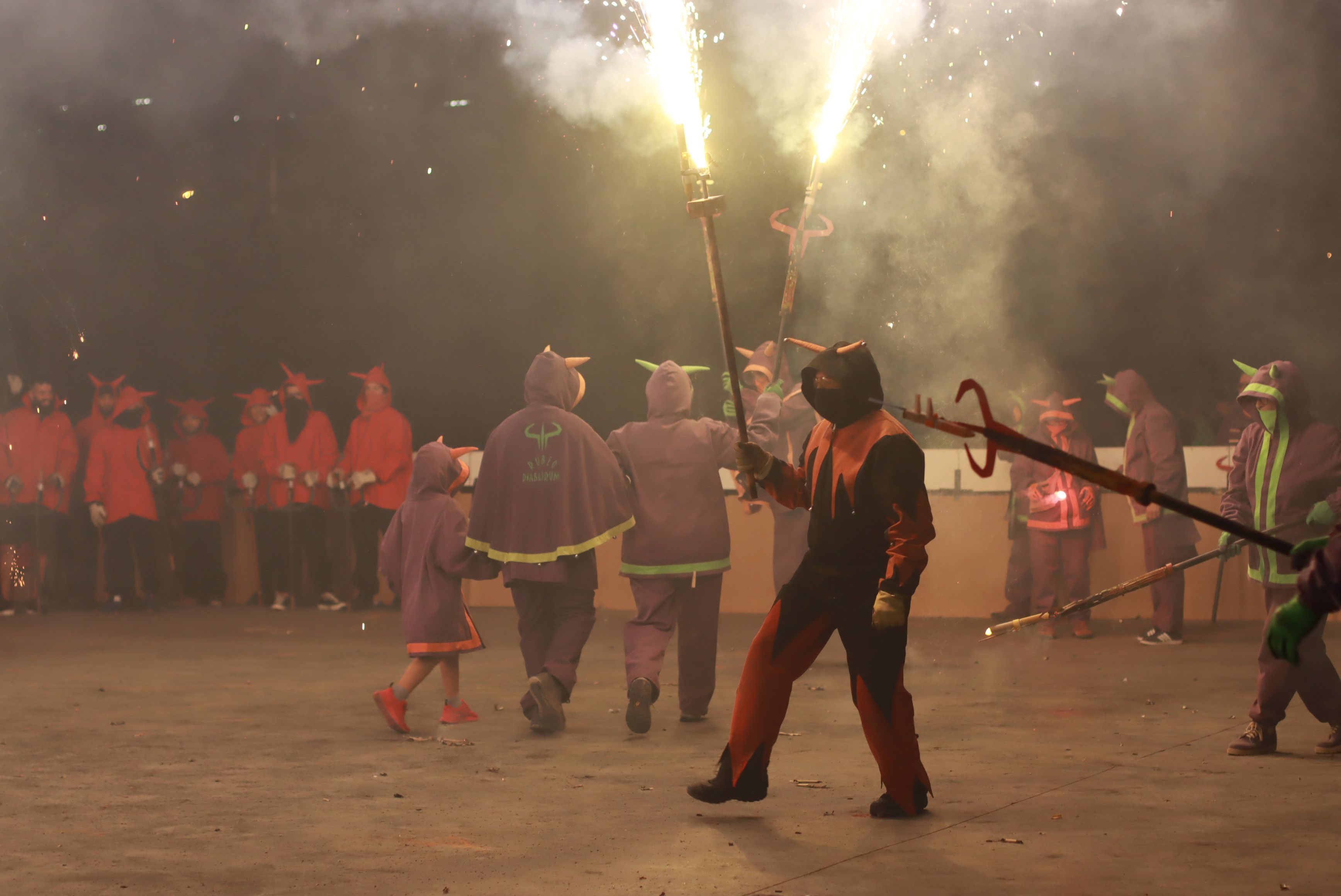Raval de foc amb la la Colla de Diables de la Riera, la Colla de Diables Rubeo Diablorum i la Colla de Diables de Rubí. FOTO: Josep Llamas