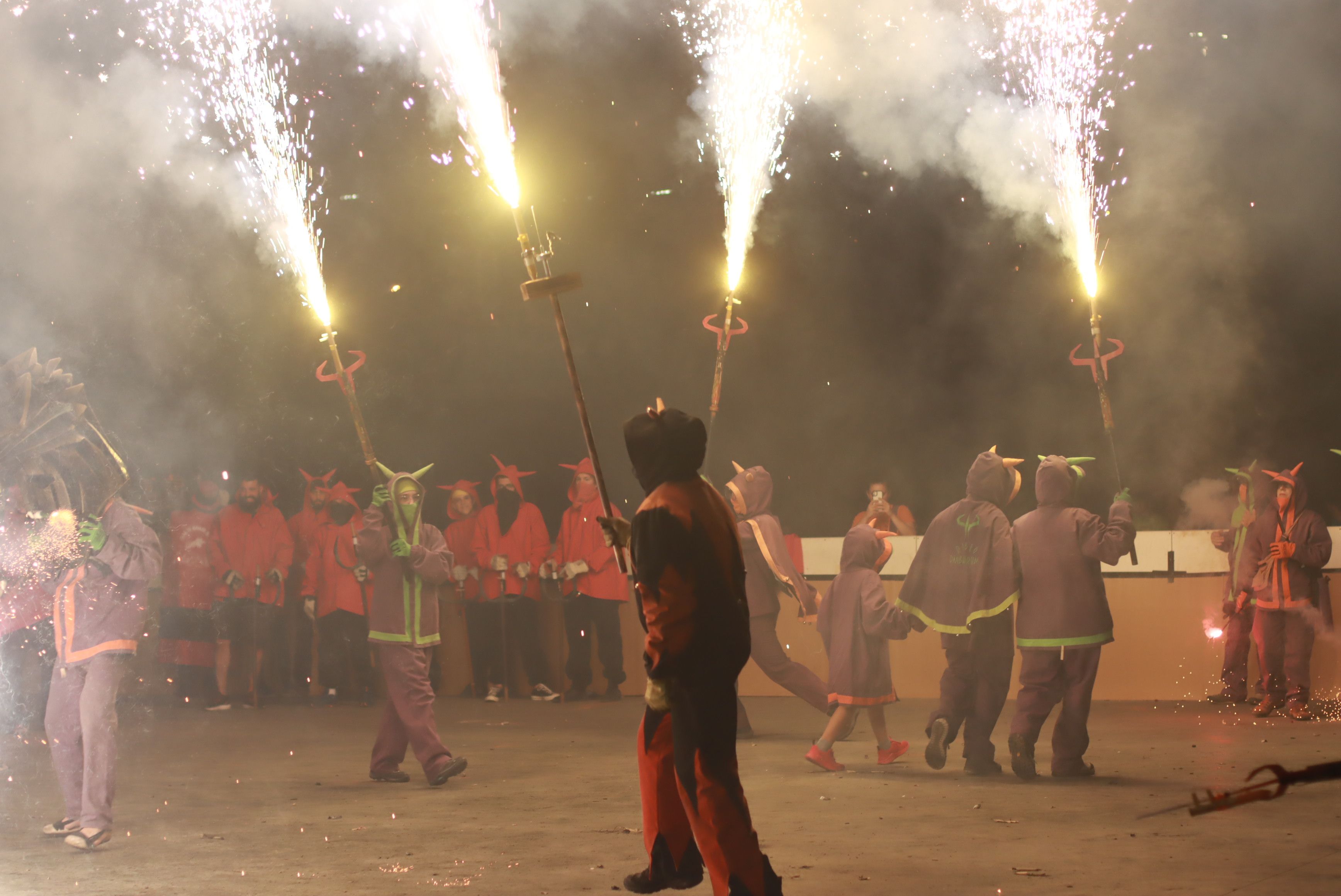 Raval de foc amb la la Colla de Diables de la Riera, la Colla de Diables Rubeo Diablorum i la Colla de Diables de Rubí. FOTO: Josep Llamas