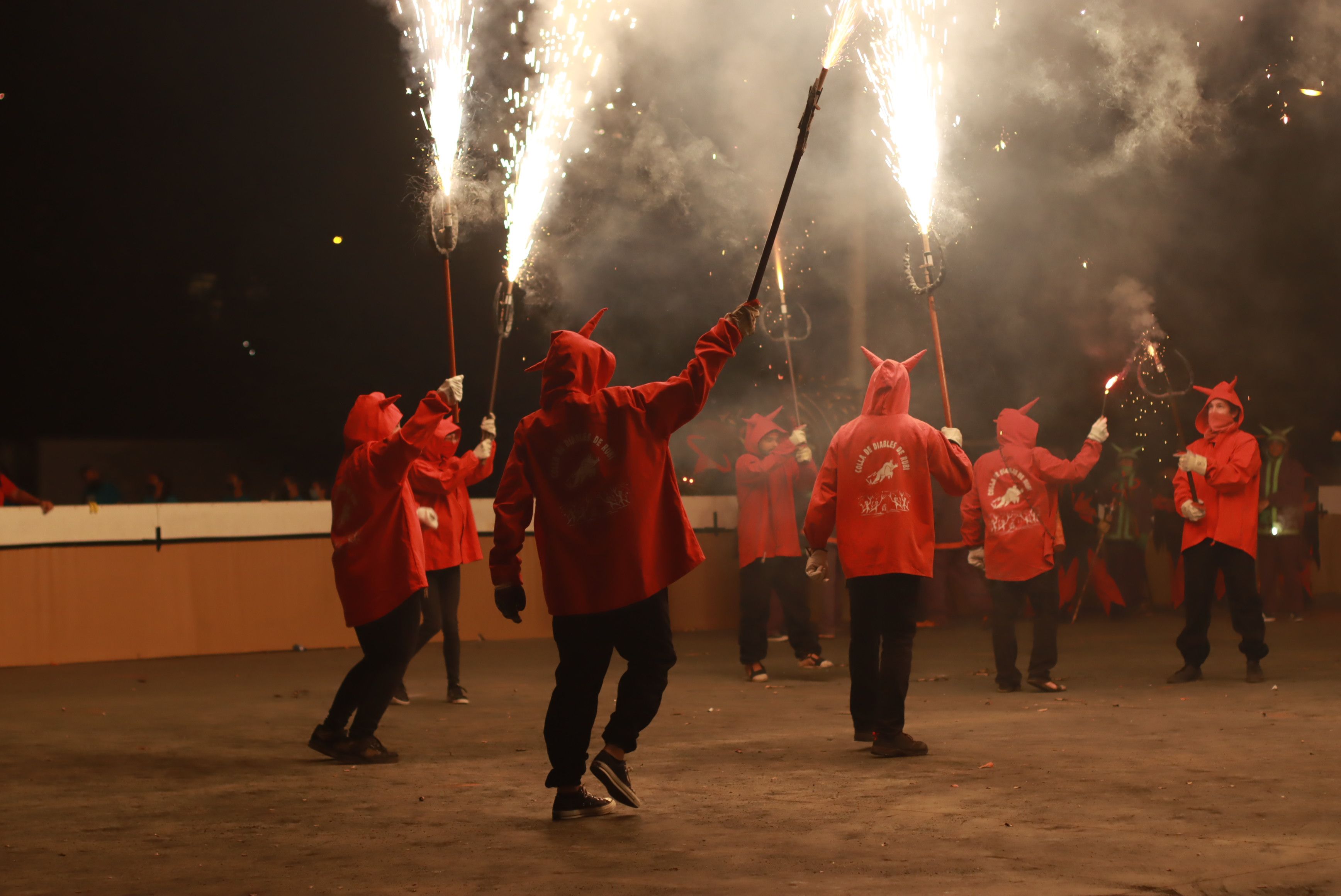 Raval de foc amb la la Colla de Diables de la Riera, la Colla de Diables Rubeo Diablorum i la Colla de Diables de Rubí. FOTO: Josep Llamas