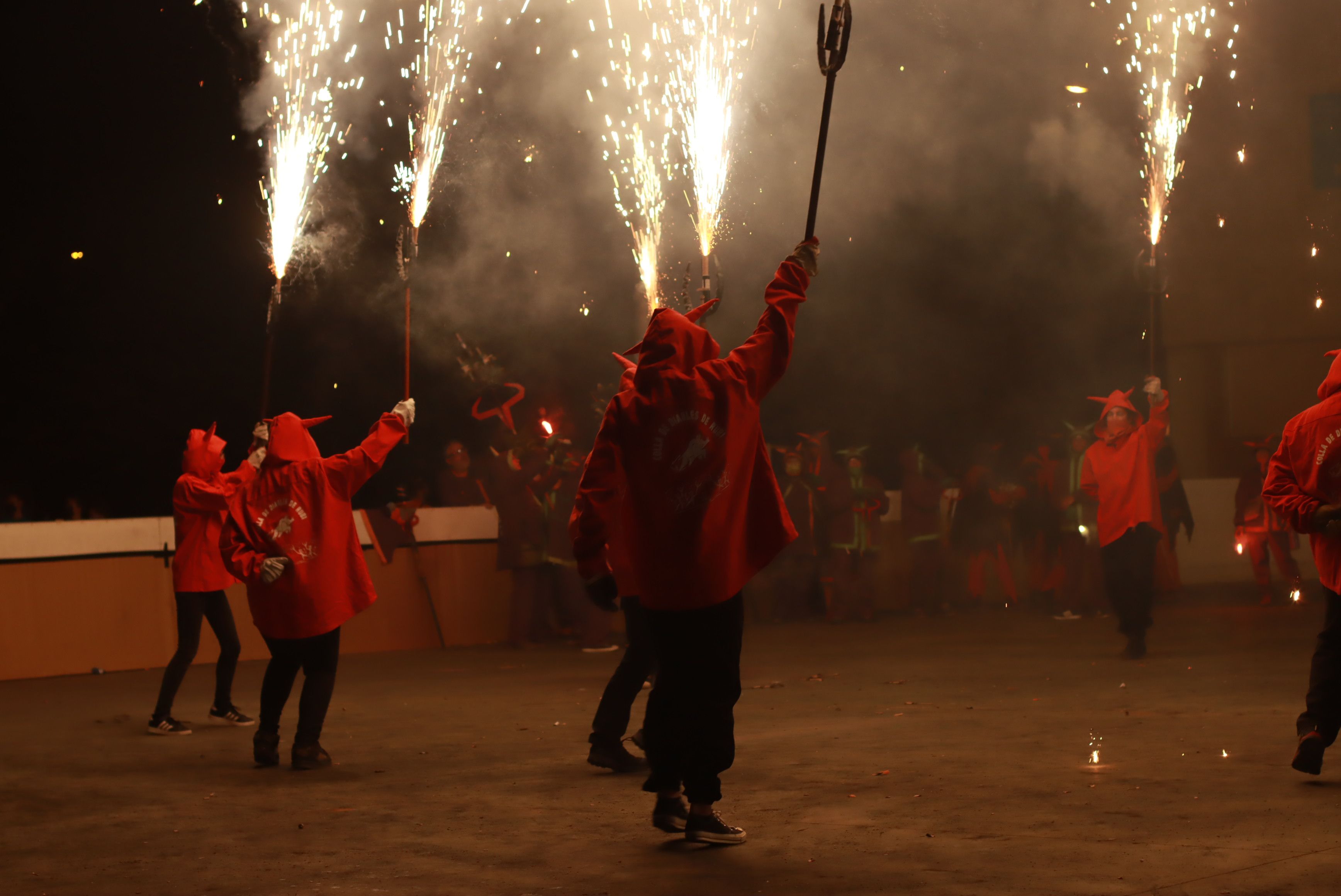 Raval de foc amb la la Colla de Diables de la Riera, la Colla de Diables Rubeo Diablorum i la Colla de Diables de Rubí. FOTO: Josep Llamas