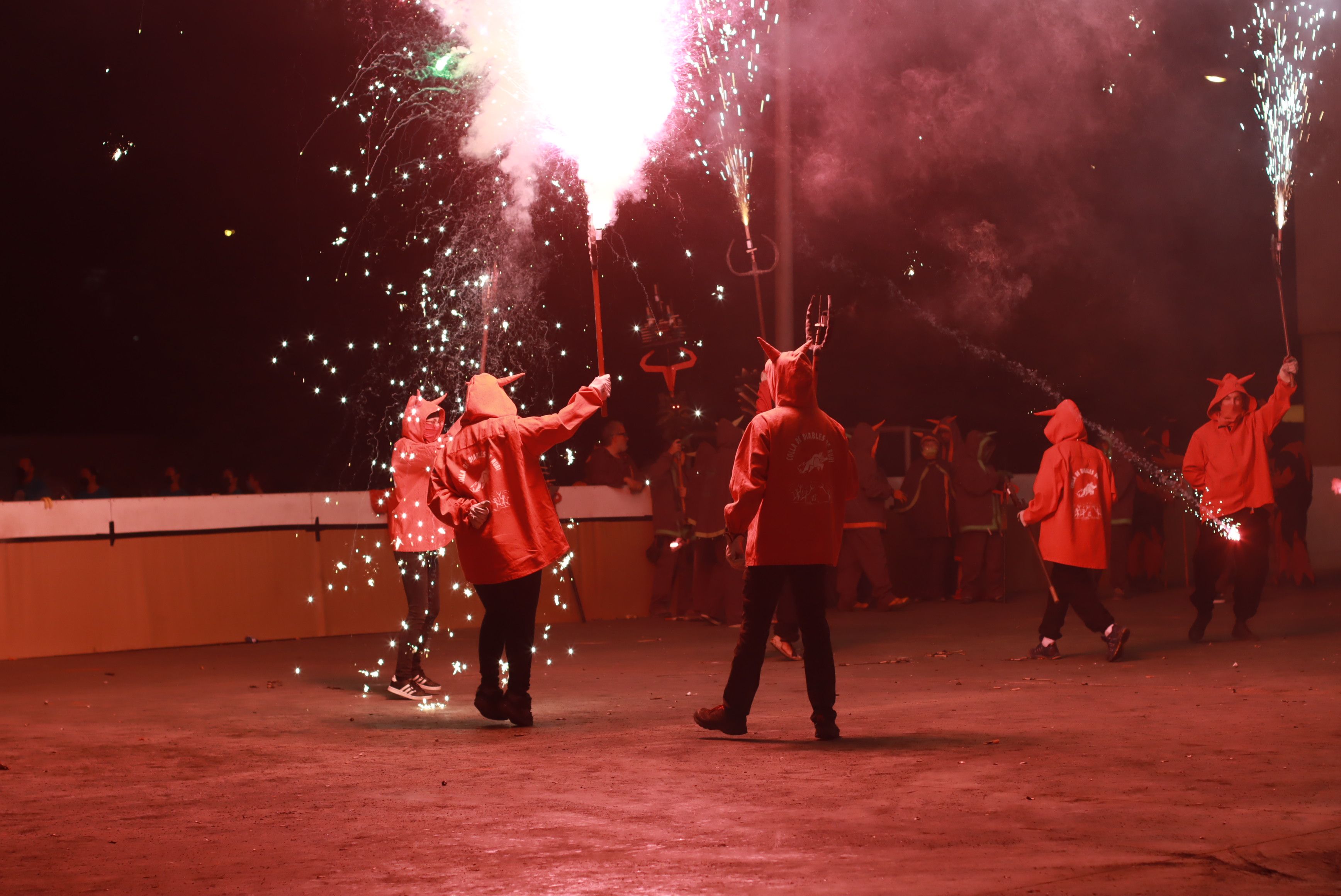 Raval de foc amb la la Colla de Diables de la Riera, la Colla de Diables Rubeo Diablorum i la Colla de Diables de Rubí. FOTO: Josep Llamas