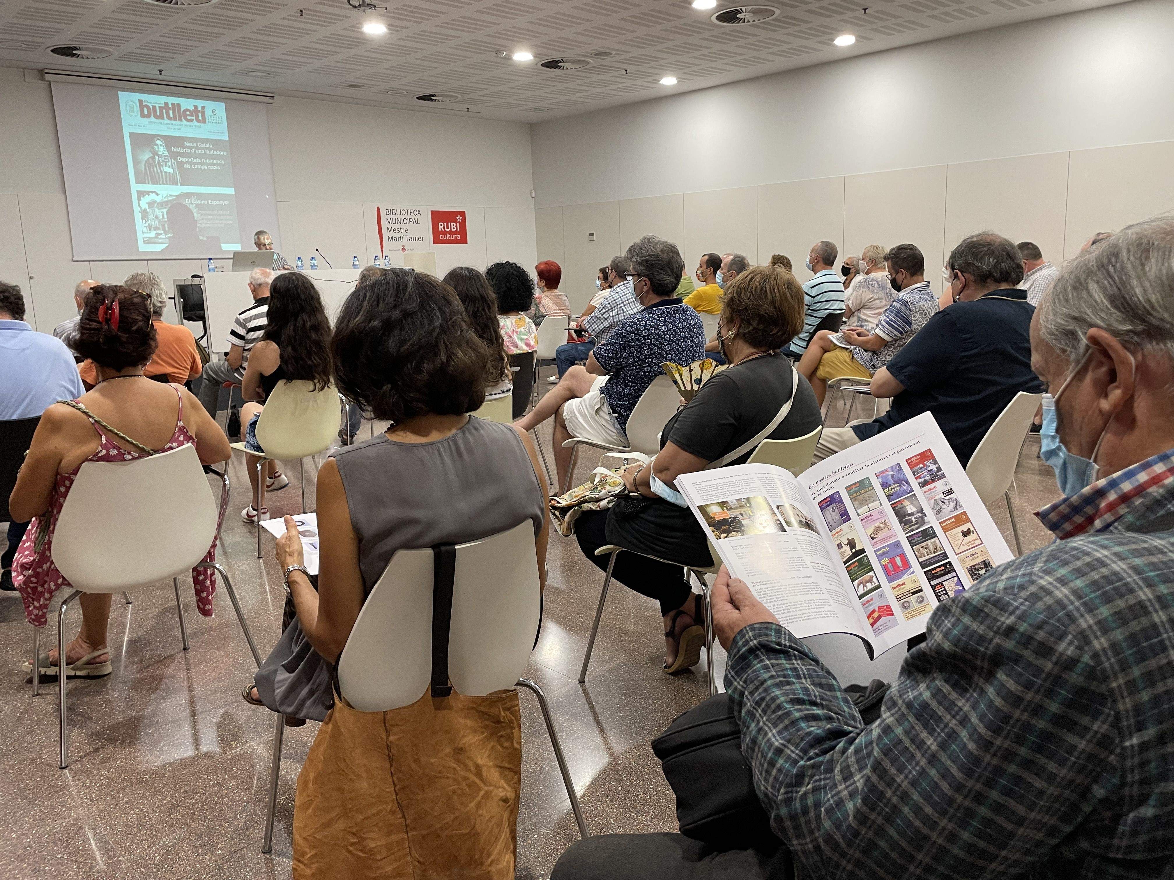 L'auditori de la biblioteca municipal es va omplir per poder conèixer de primera mà les novetats de l'últim butlletí del GCMR. FOTO: NHS