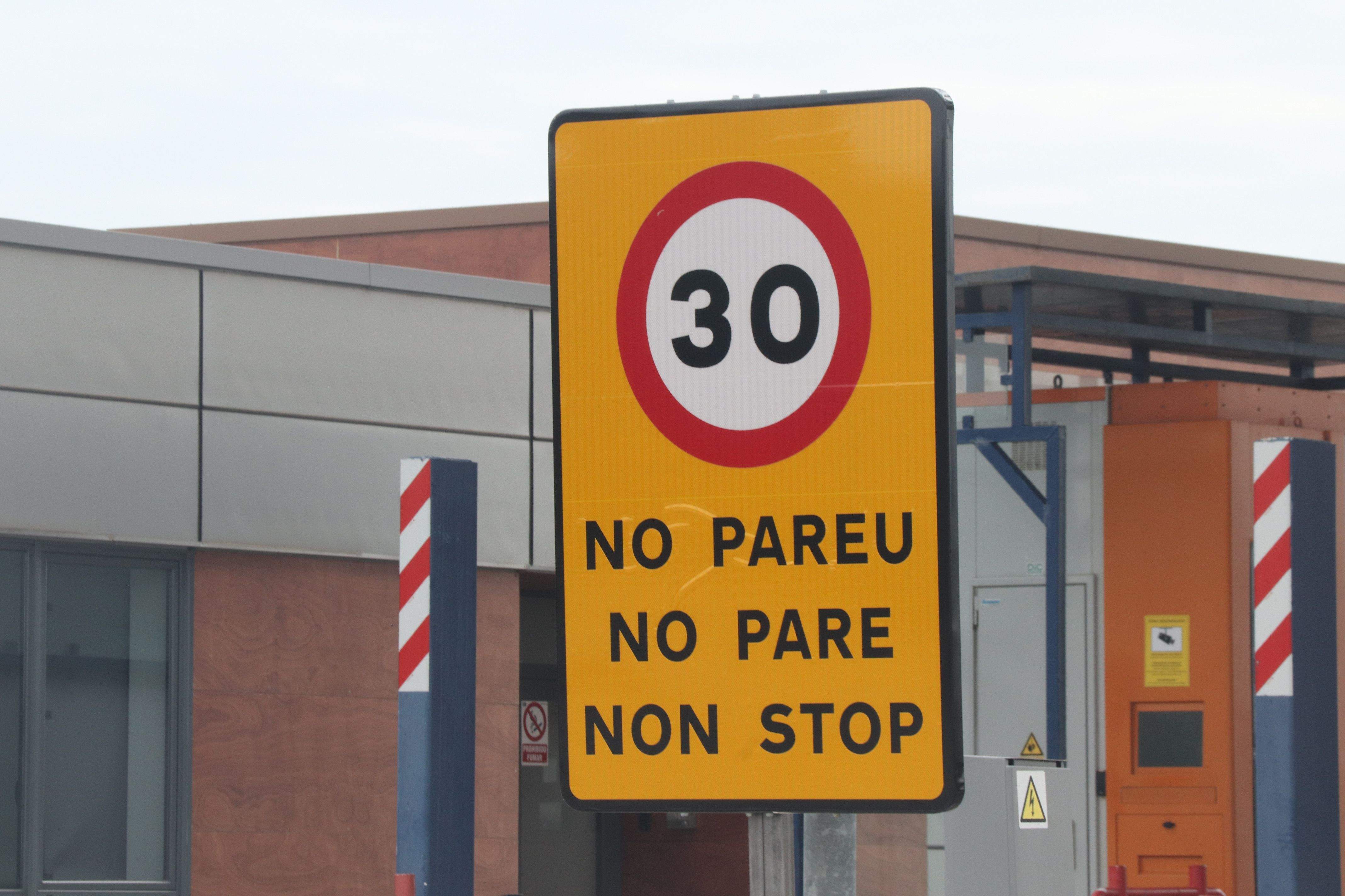 Senyal de trànsit que indica que no cal aturar-se a un peatge de l'AP-7. FOTO: Eloi Tost/ACN