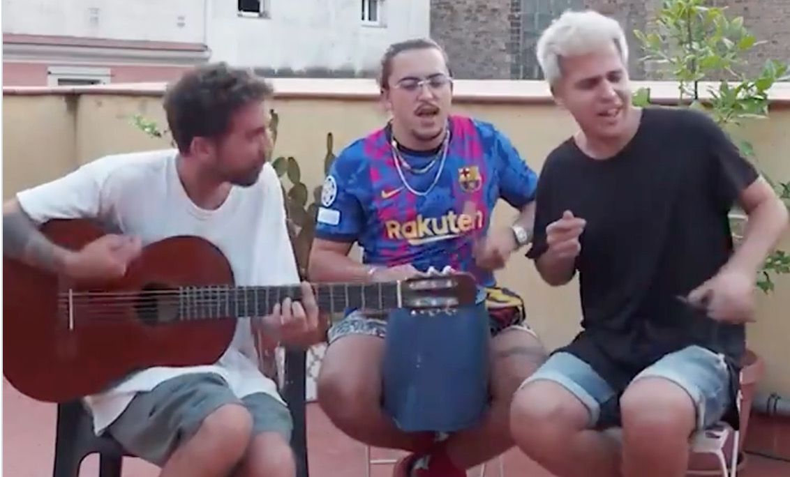 El grup Stay Homas posa música a la tercera equipació del Barça. FOTO: FCB