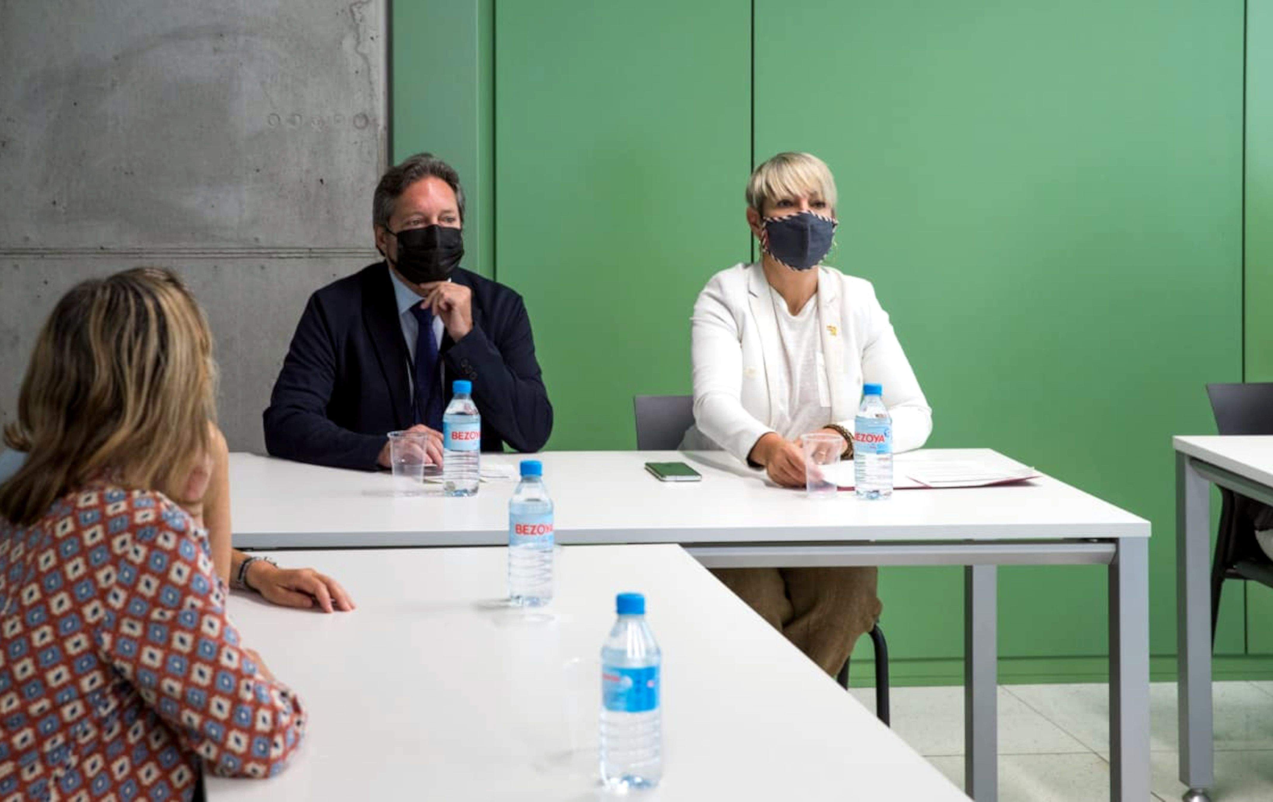  La consellera de Justícia, Lourdes Ciuró, i el nou secretari de Mesures Penals, Sergi Blàzquez, durant la reunió a l'oficina d'atenció a la víctima del delicte de Barcelona. FOTO: Departament de Justícia