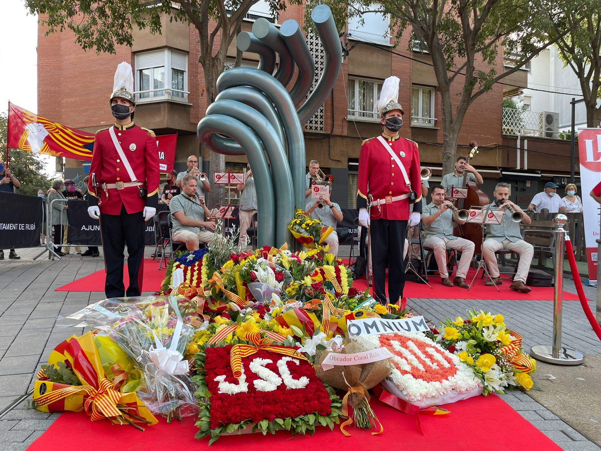 Un centenar de persones commemoren la Diada de Catalunya a Rubí. FOTO: Andrea Martínez